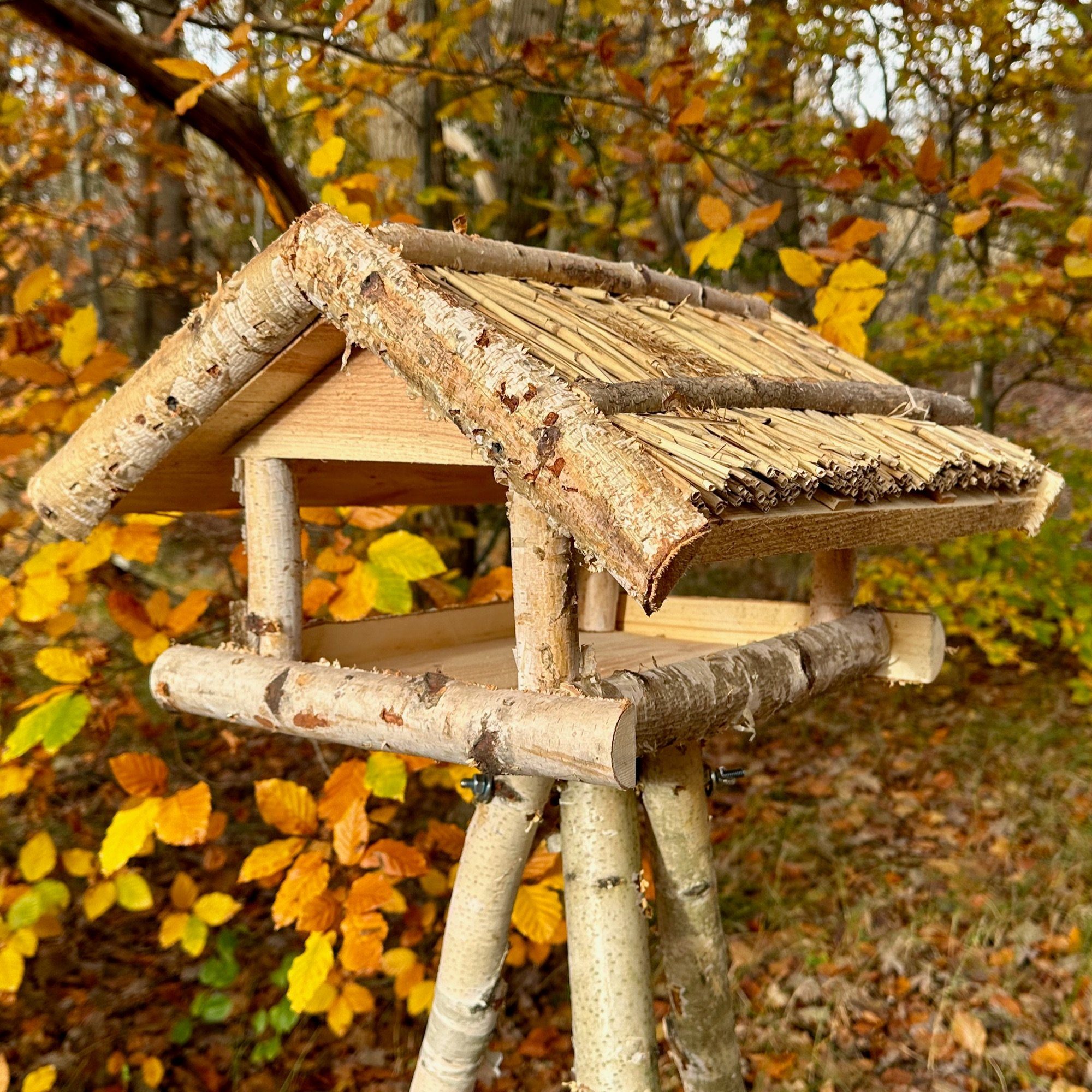 gartenetage Vogelhaus Birken Reetdach, Handarbeit, liebevolle Ständer und Vogelfutterhaus mit Wetterfest