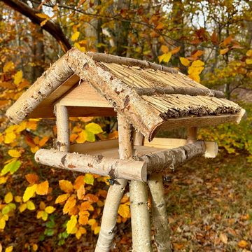 gartenetage Vogelhaus Birke Vogelfutterhaus mit Ständer und Reetdach, liebevolle Handarbeit, Wetterfest
