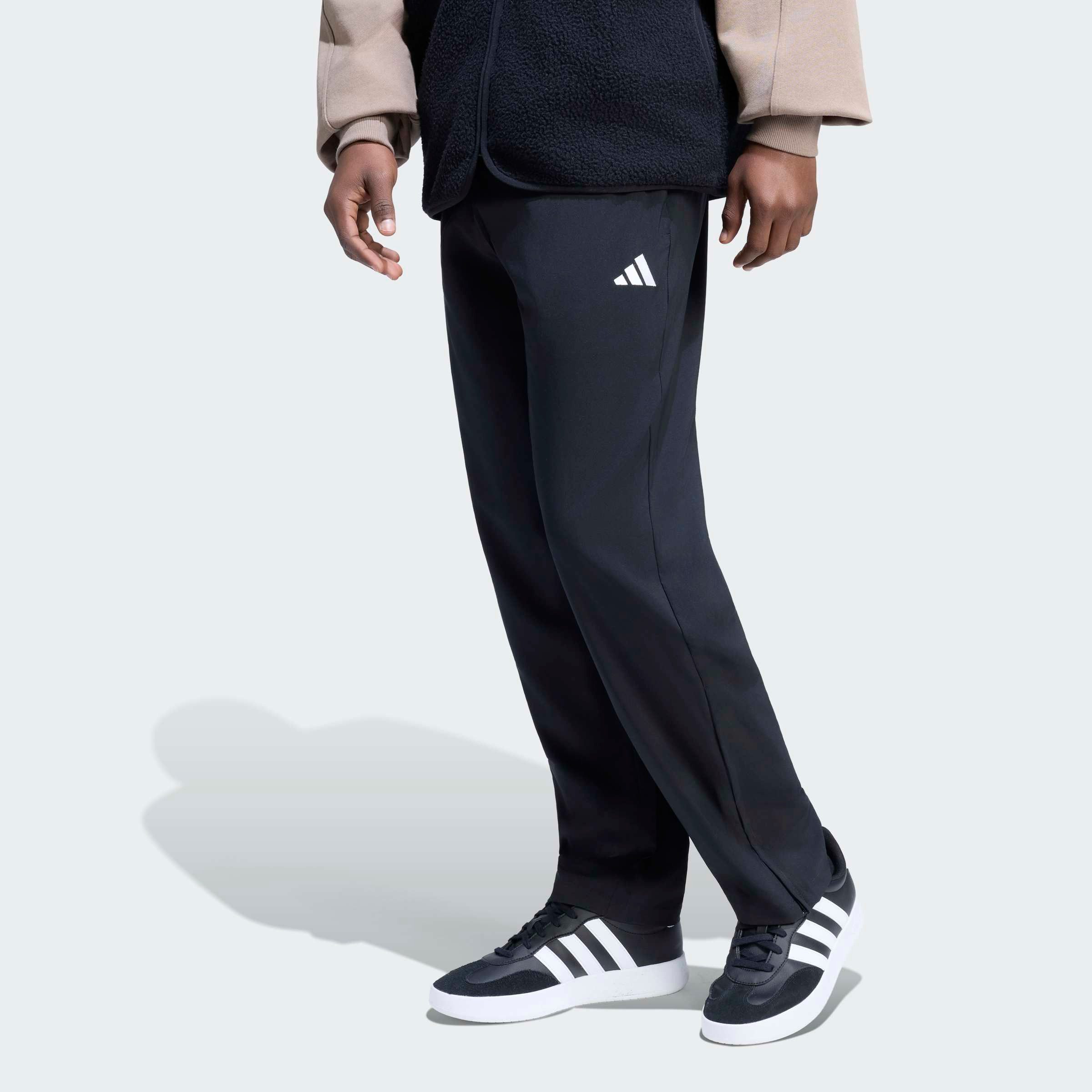 adidas Sportswear Sporthose ESSENTIALS, KLEINES STANFORD LOGO, GEWEBT, KONISCH ZULAUFEND, OFFENER