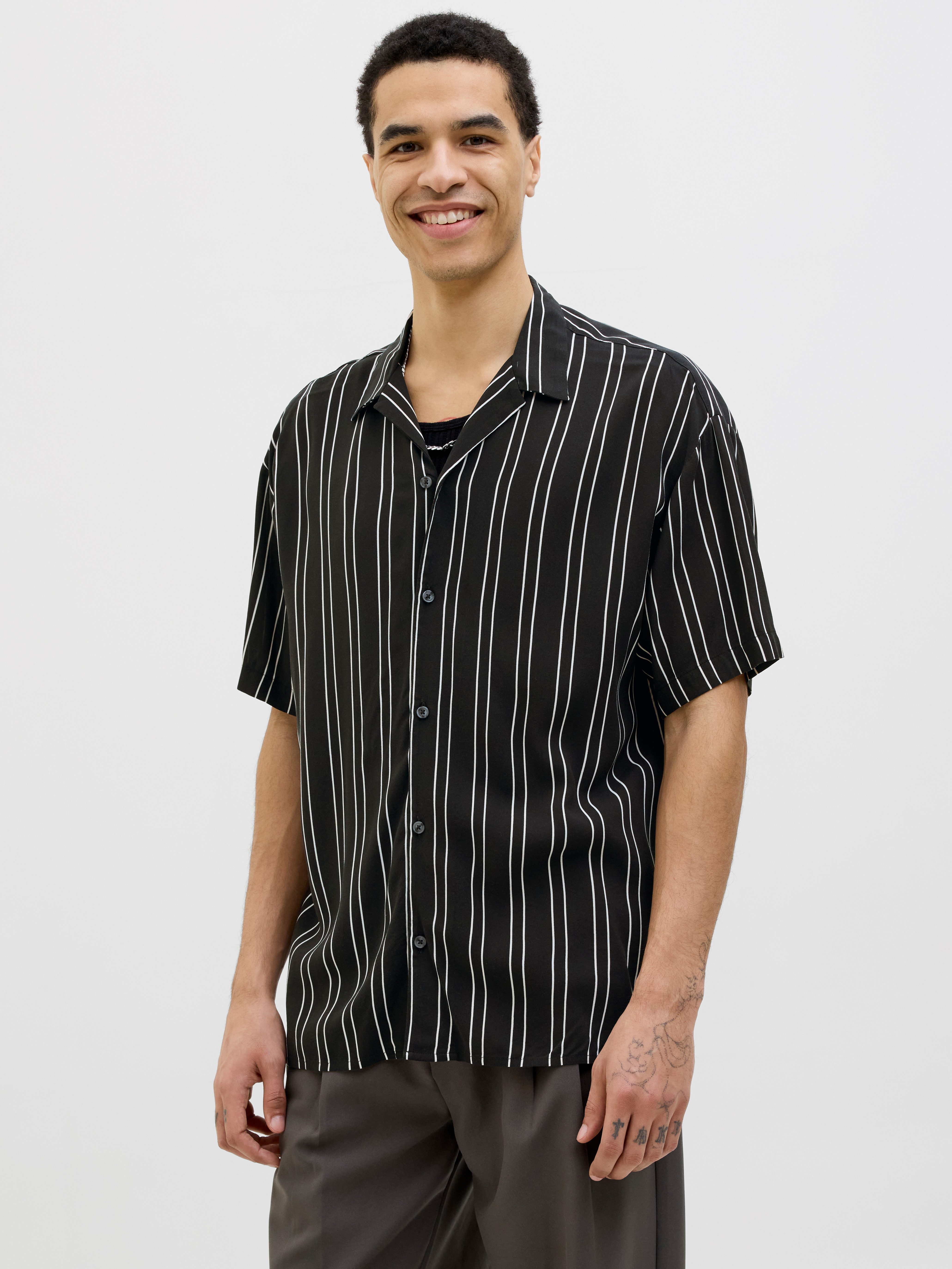 Kurzarmhemd JJEJEFF STRIPE RESORT SHIRT SS SN