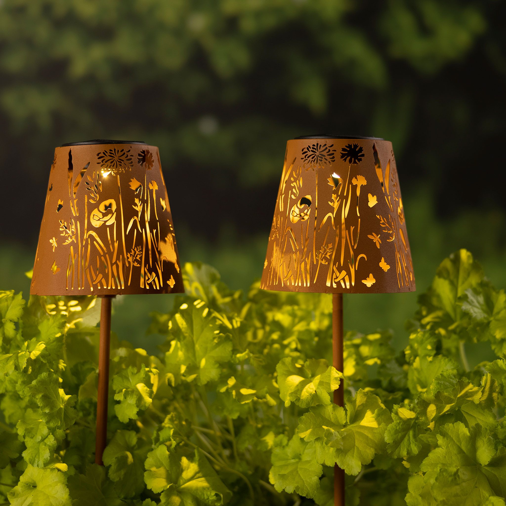 Lumineo LED Solarleuchte, Dauerlicht, warmweiß, LED Solar Gartenleuchten mit Erdspieß 58cm Metall 2er Set Warmweiß