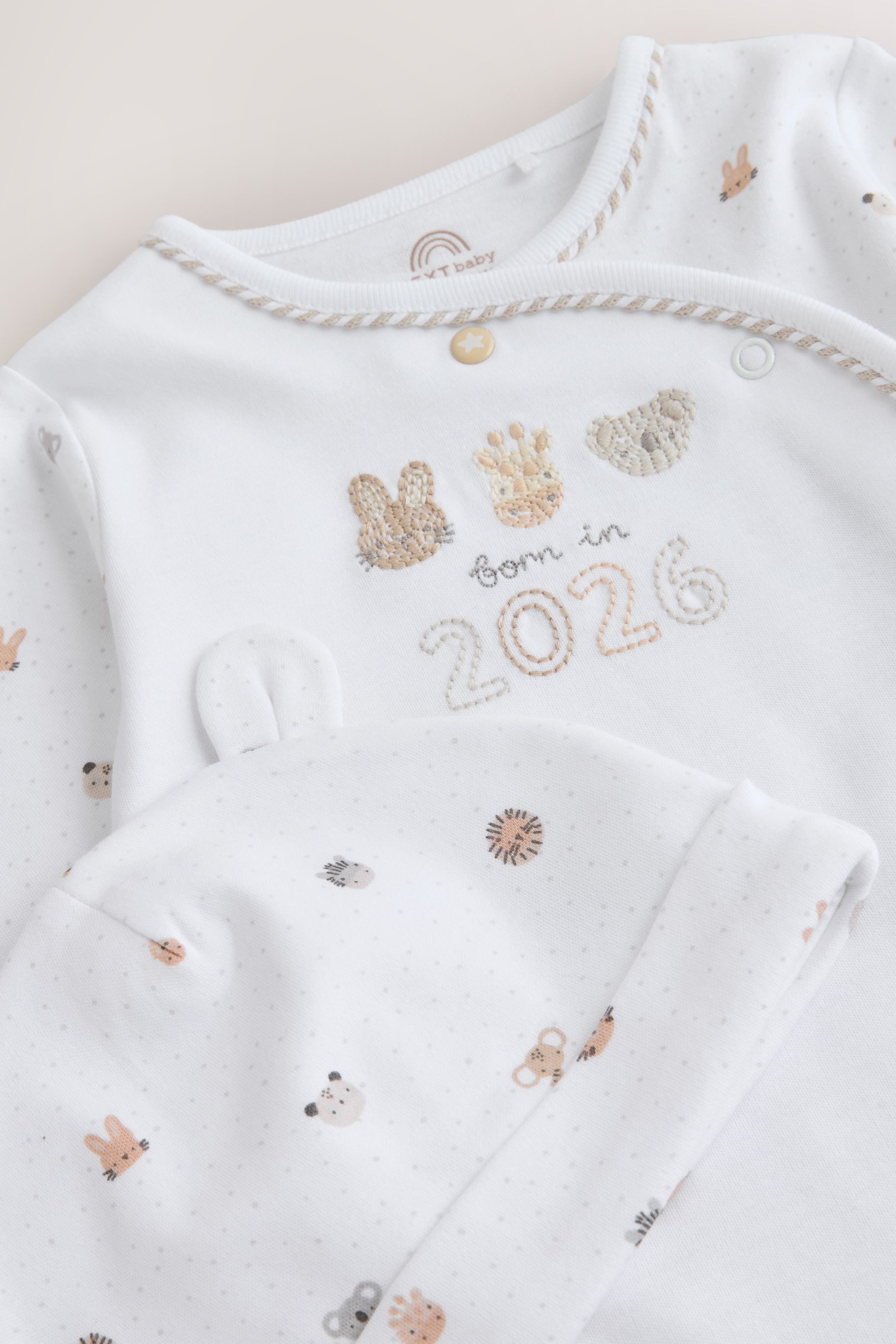 Next Schlafoverall Babys-Schlafanzug und Mütze, Born In 2026 (2-tlg) – Bild 4 von 5