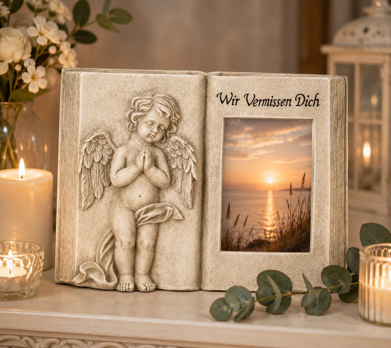 Geschenkestadl Engelfigur Grabschmuck Gedenkbuch Engel mit Bilderrahmen Wir vermissen Dich (Spar-Set, 1 St., mit Schriftzug Wir vermissen dich), Grabschmuck Buch mit Engel