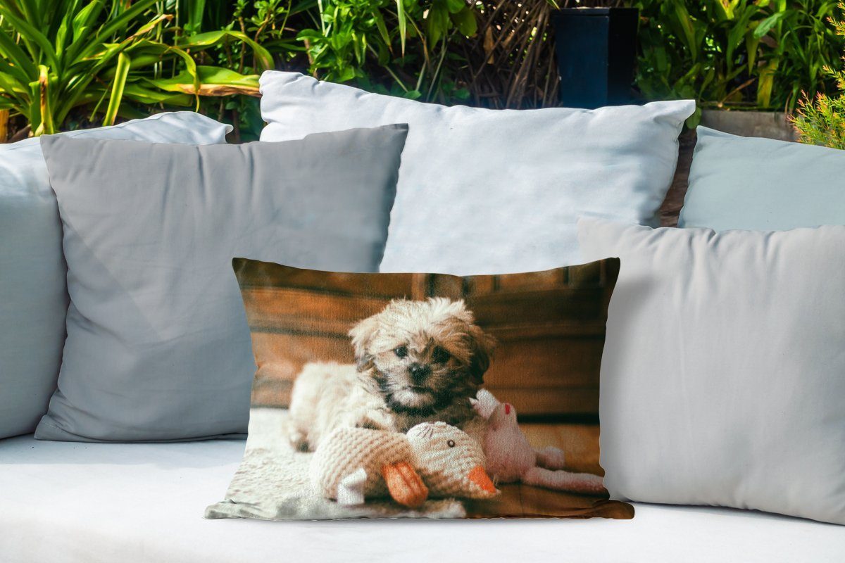 dem Polyester, kuschelt, Ein Shih Tzu-Hund, der Outdoor-Dekorationskissen, auf Kissenhülle Dekokissenbezug, MuchoWow Dekokissen Boden