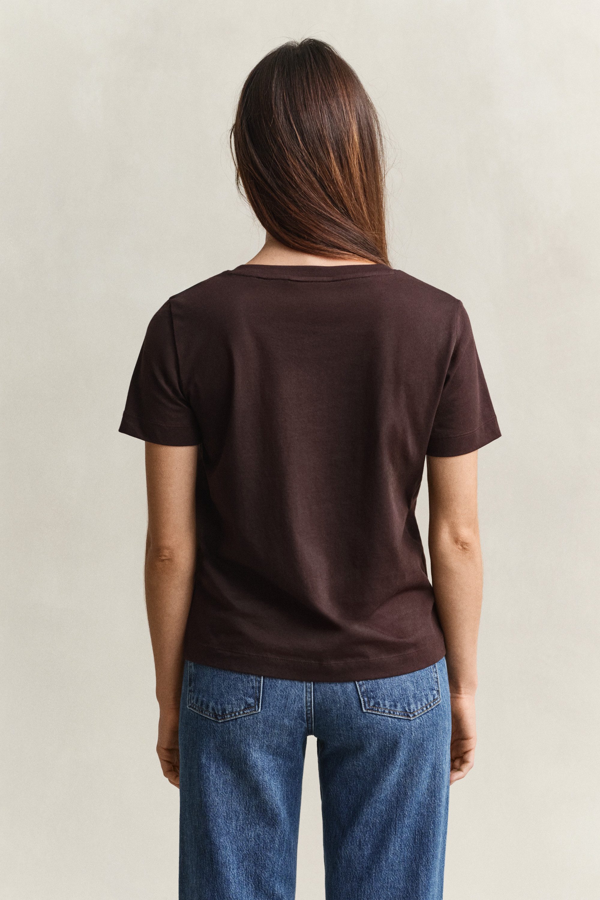 Gant T-Shirt REG SHIELD KA V-NECK T-SHIRT mit einer kleinen Logostickerei auf der Brust
