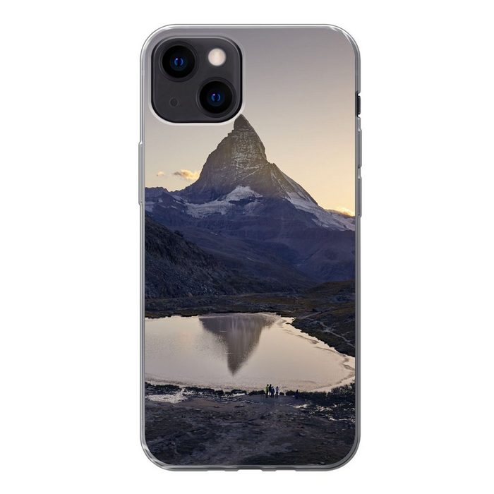 MuchoWow Handyhülle Das Matterhorn und der Riffelsee bei Sonnenaufgang in der Schweiz Handyhülle Apple iPhone 13 Smartphone-Bumper Print Handy