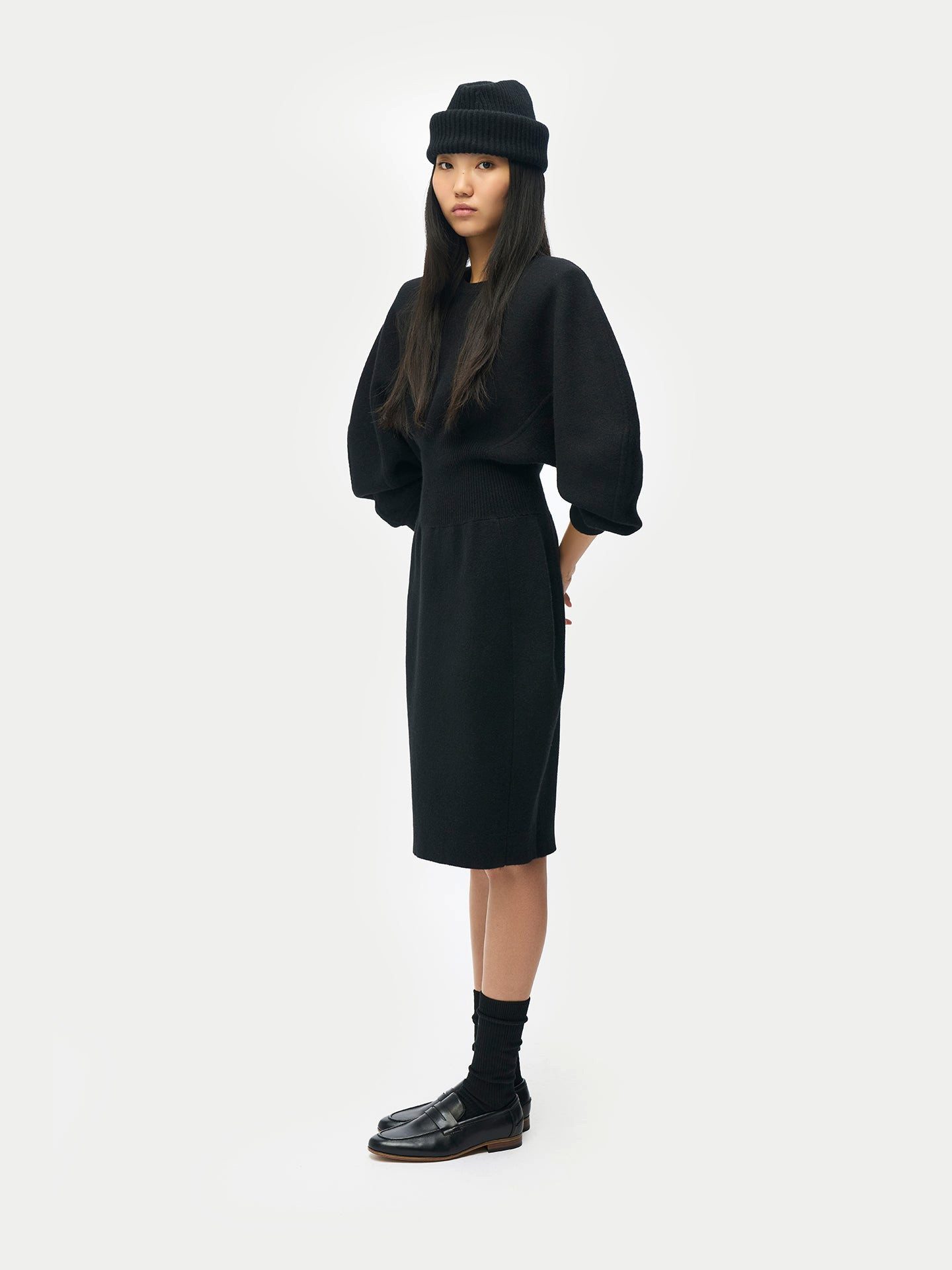 GOBI Cashmere Strickkleid Kaschmir-Kleid mit skulpturaler Silhouette