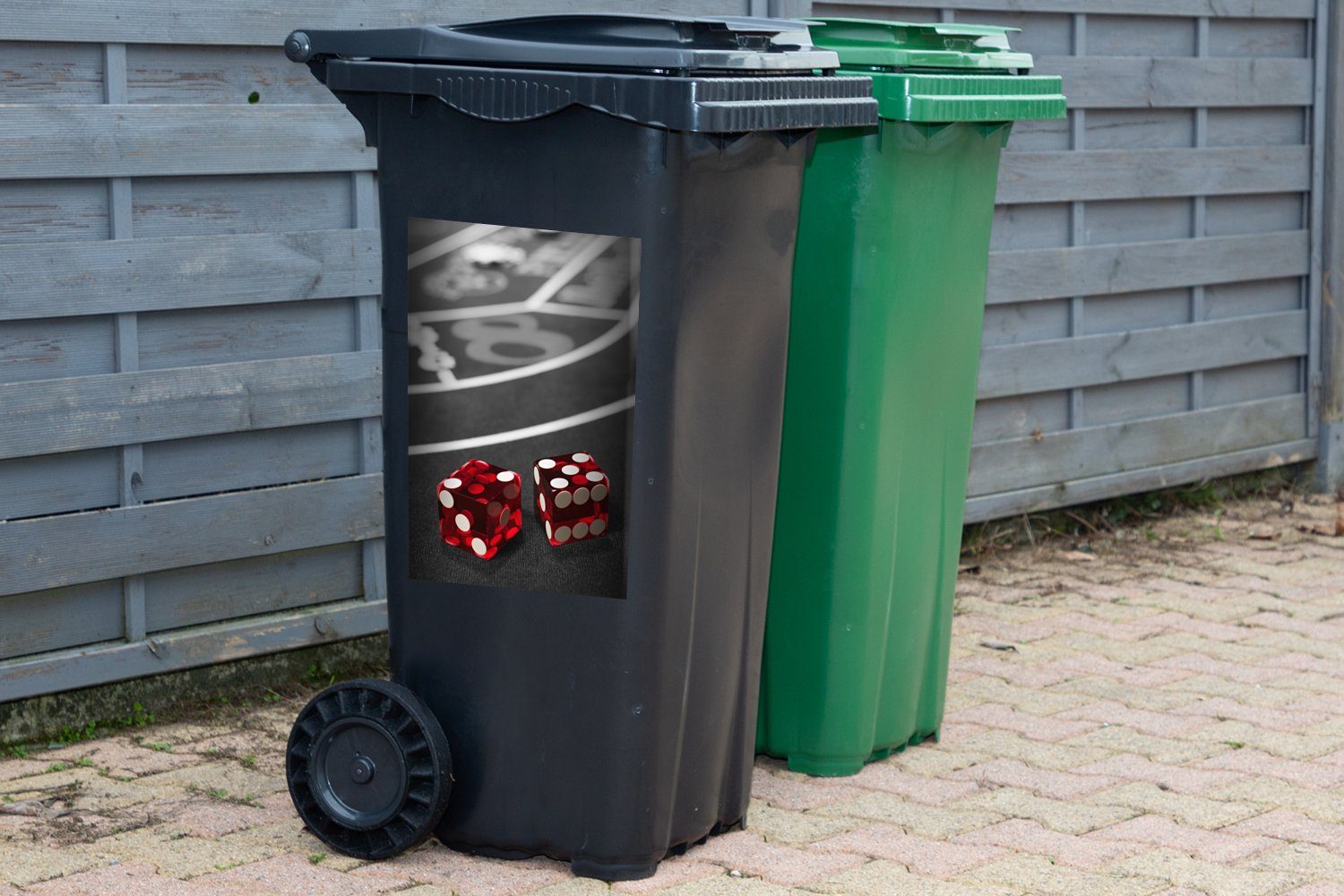 Ein mit Container, roten von Schwarz-Weiß-Foto Mülltonne, Sticker, Pokertisch Abfalbehälter (1 MuchoWow Mülleimer-aufkleber, einem St), Würfeln Wandsticker