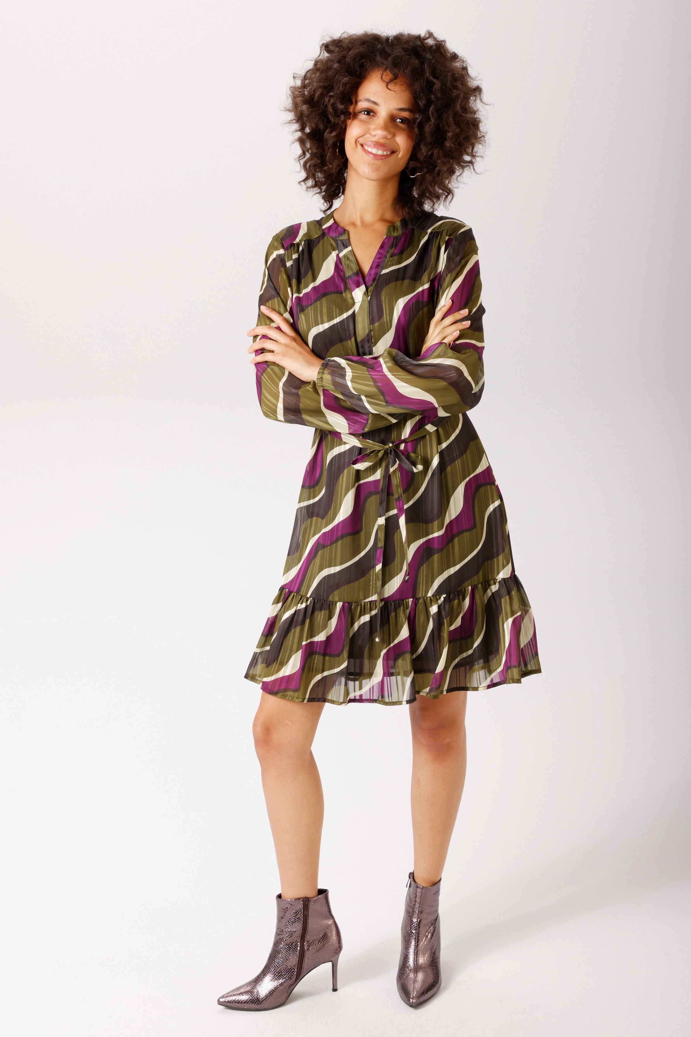 Aniston CASUAL Blusenkleid (mit abnehmbarem Bindegürtel) mit goldfarbenen Glanzfäden im grafischen Druck - NEUE KOLLEKTION