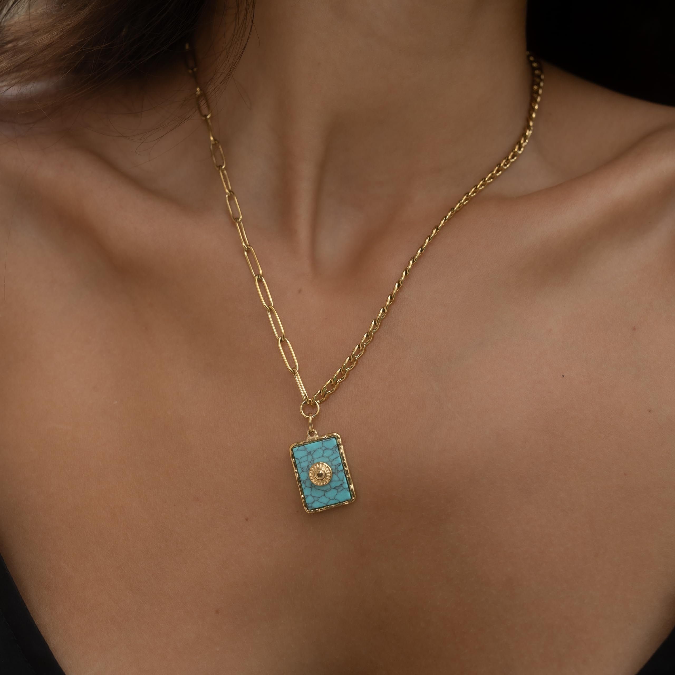 Made by Nami Kette mit Anhänger Damen Gold mit Türkisfarbenem Anhänger 40 + 5 cm Länge, Wasserfest Geschenke für Frauen Boho Schmuck