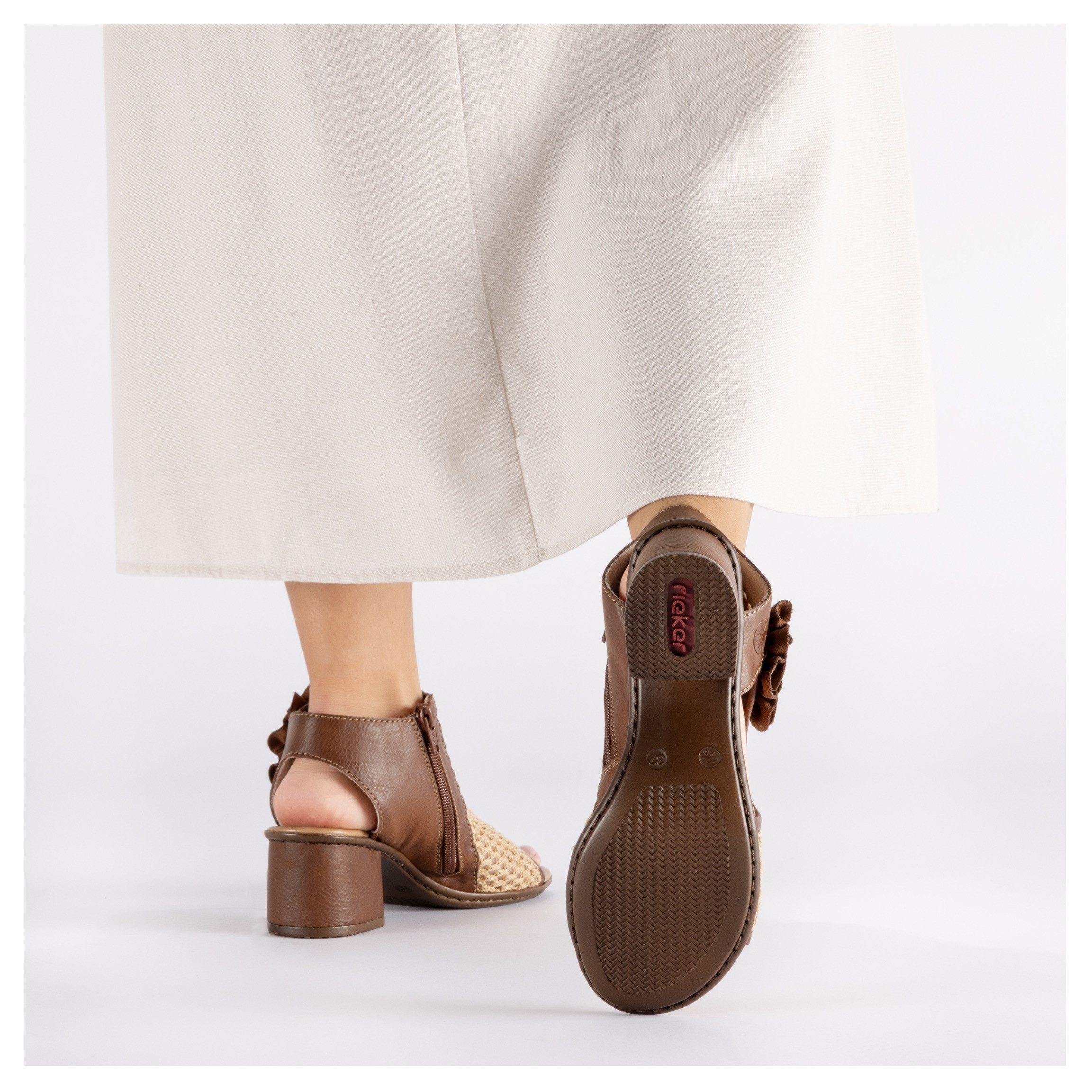 Rieker Schaftsandalette Sommerschuh, Urlaubsschuh mit dekorativer Blüten-Verzierung – Bild 4 von 5