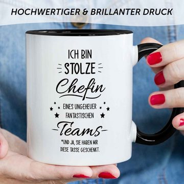 GRAVURZEILE Tasse mit Spruch - Stolze Chefin - Langlebiger Druck - Lustiges Geschenk, aus Keramik - Spülmaschinenfest, Farbe: Schwarz & Weiß