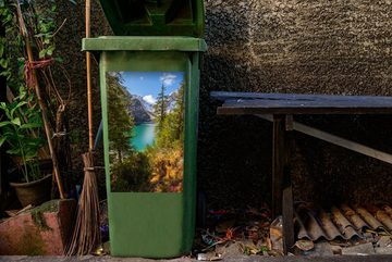 MuchoWow Wandsticker Der Pragser Wildsee zwischen den Bäumen (1 St), Mülleimer-aufkleber, Mülltonne, Sticker, Container, Abfalbehälter