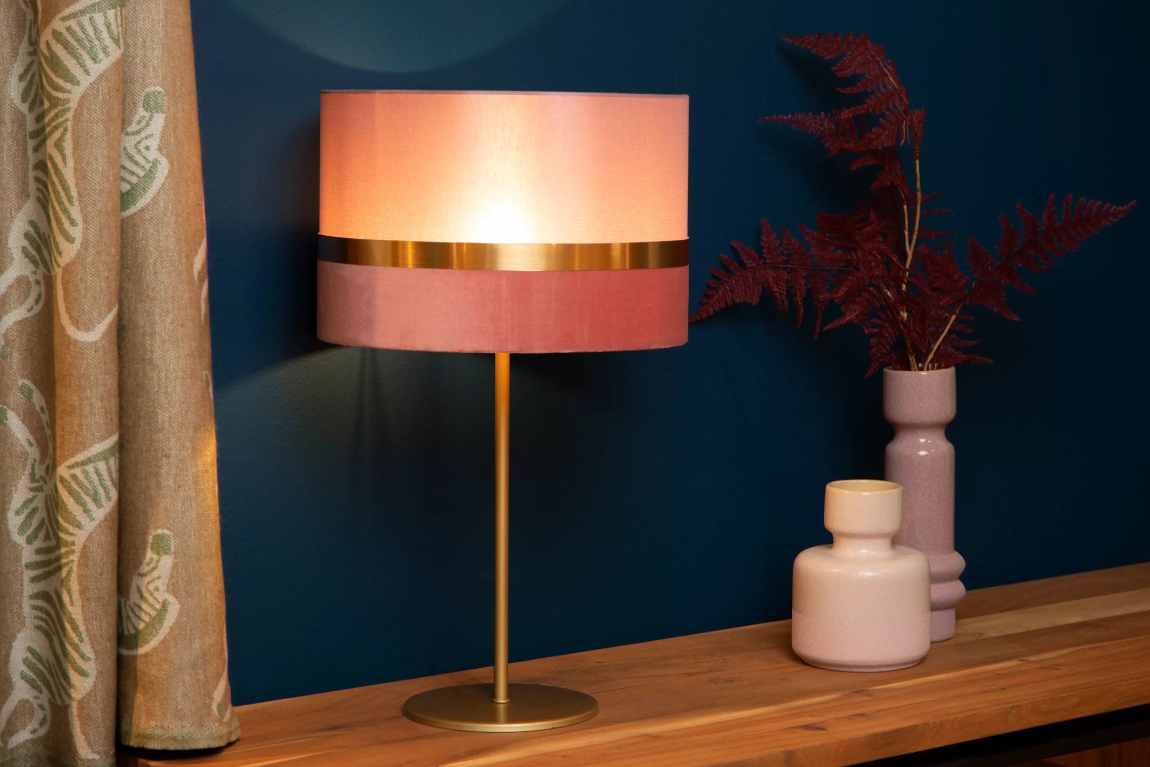 Licht-Erlebnisse Nachttischlampe ILAM, ohne Leuchtmittel, Metall Stoff E14 D: 30 cm 50 cm hoch in Gold Rosa rund Vintage Design