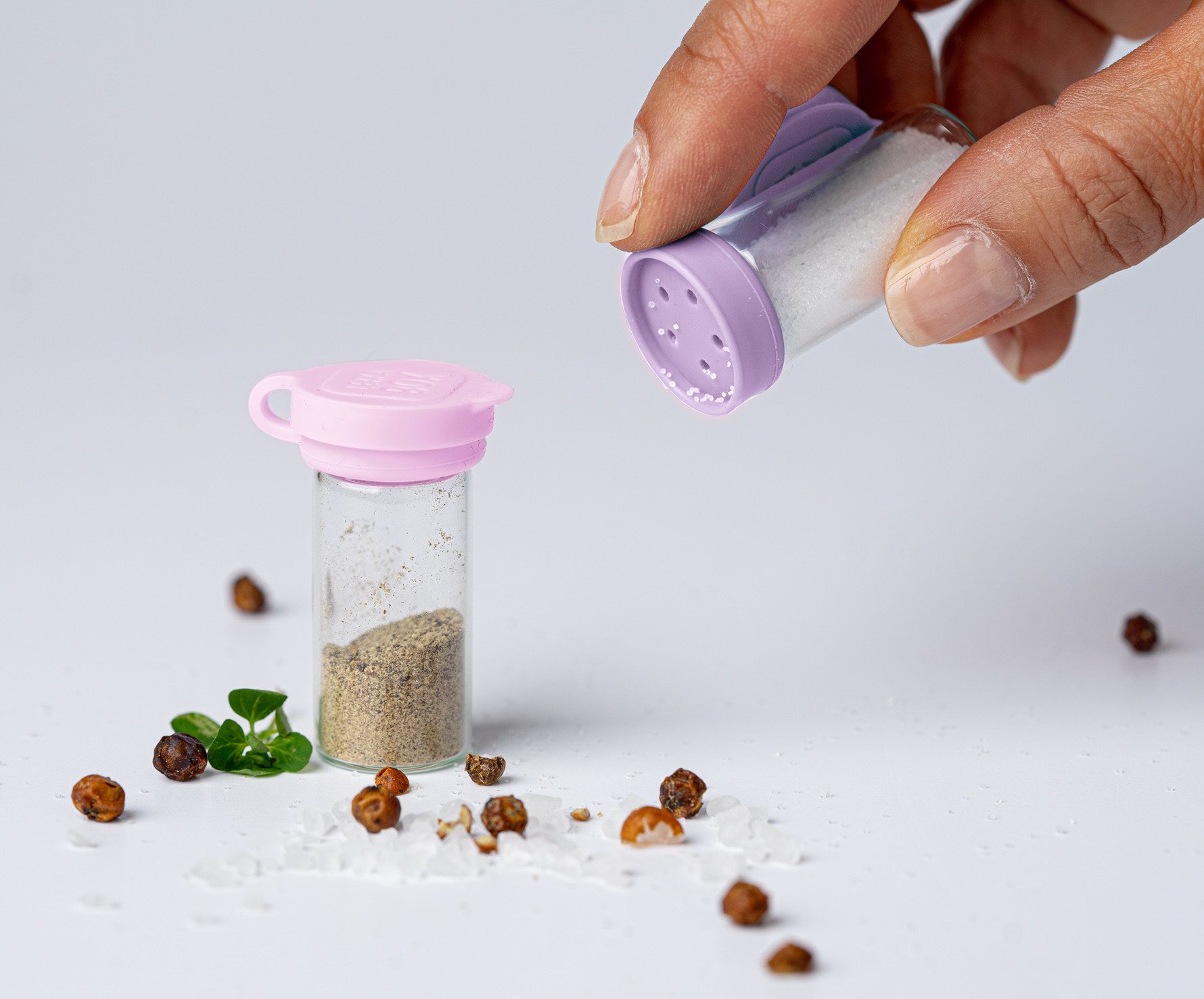 LEKKABOX Salzstreuer Mini 5ml Salzstreuer To Go, 2er Set - Salty kleine aus Glas mit Deckel, Aus Glas und extra klein, nur 4,4 cm – auch ideal für Zucker & Zimt!