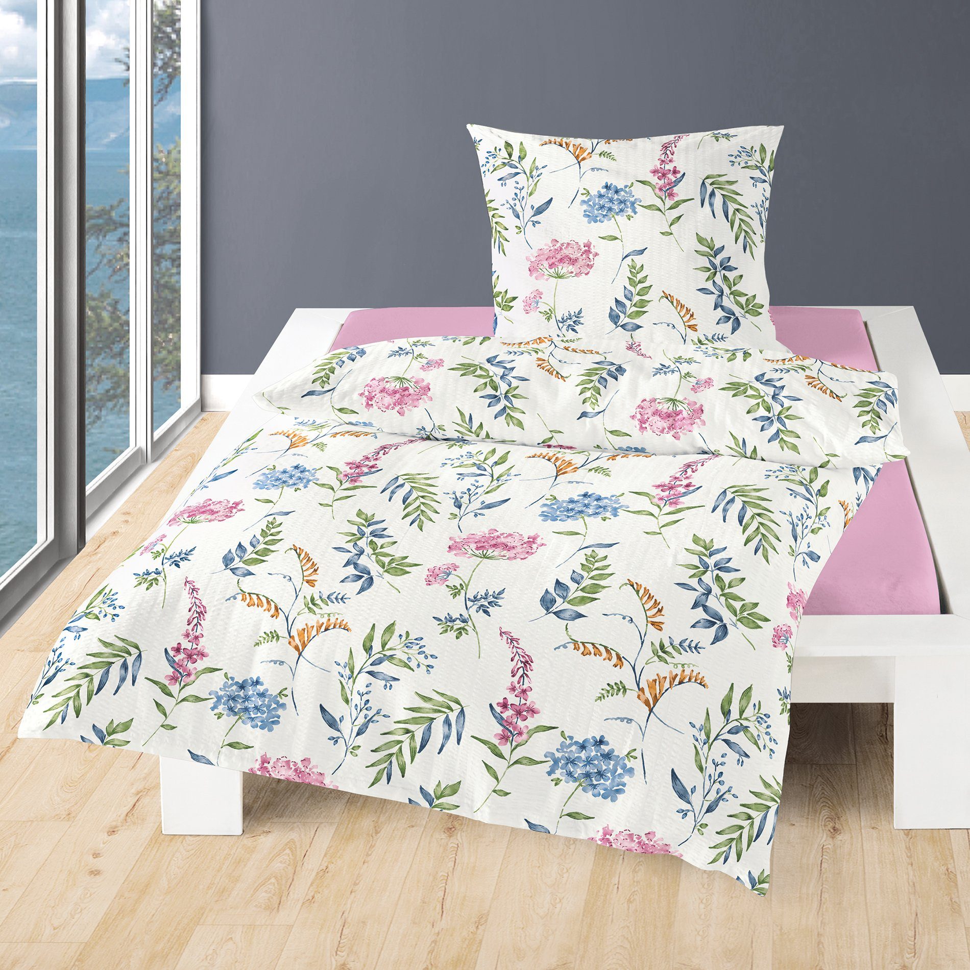Bettwäsche »Seersucker«, Traumschloss, Seersucker, 2 teilig, bunte Blüten  und Zweige auf weißem Hintergrund