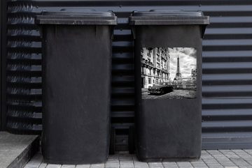 MuchoWow Wandsticker Quadratisches Foto des Eiffelturms in Paris - schwarz-weiß (1 St), Mülleimer-aufkleber, Mülltonne, Sticker, Container, Abfalbehälter