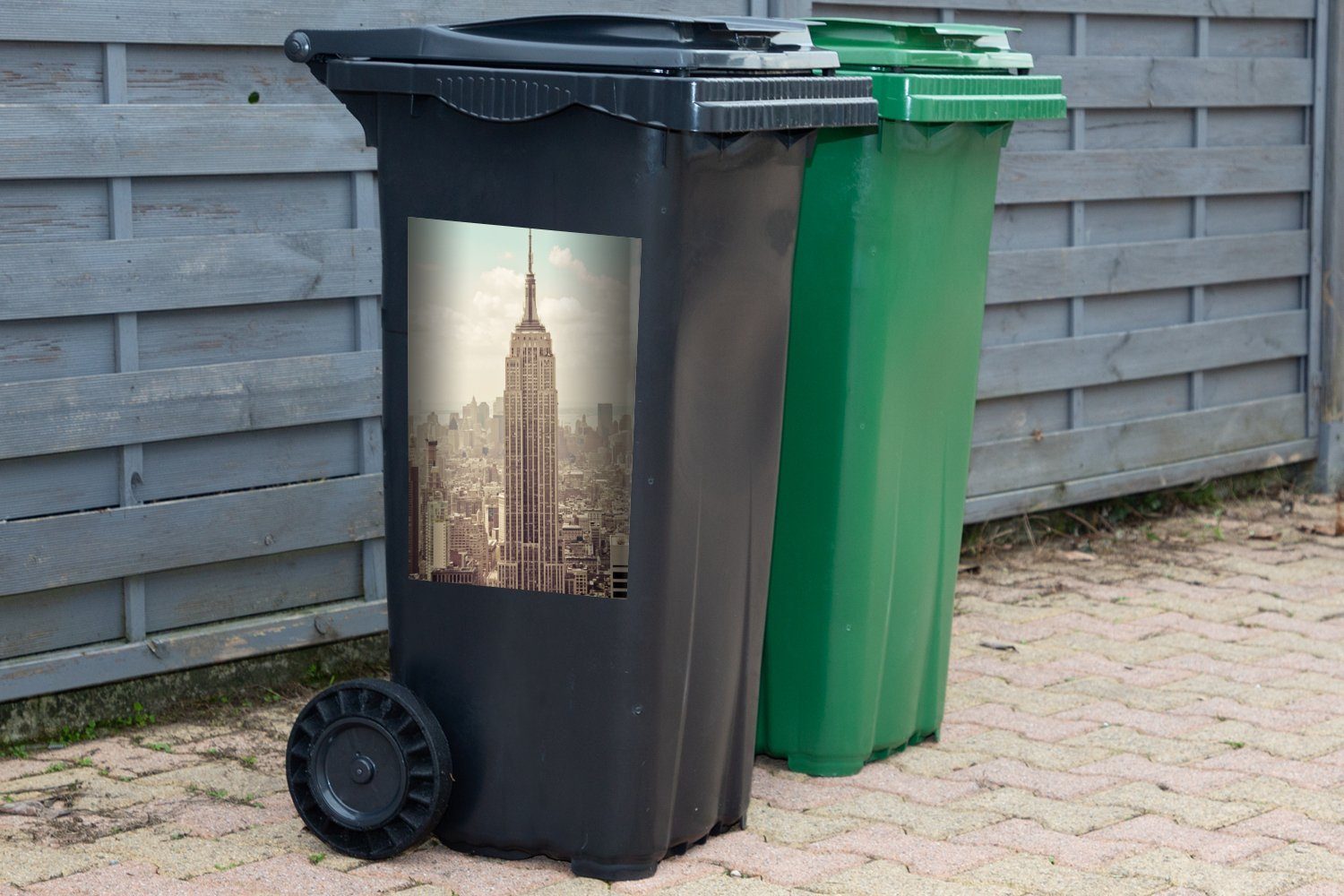 MuchoWow Wandsticker Blick auf Thema Mülleimer-aufkleber, Abfalbehälter State altmodischen Container, (1 Empire einem mit Sticker, St), Building das Mülltonne