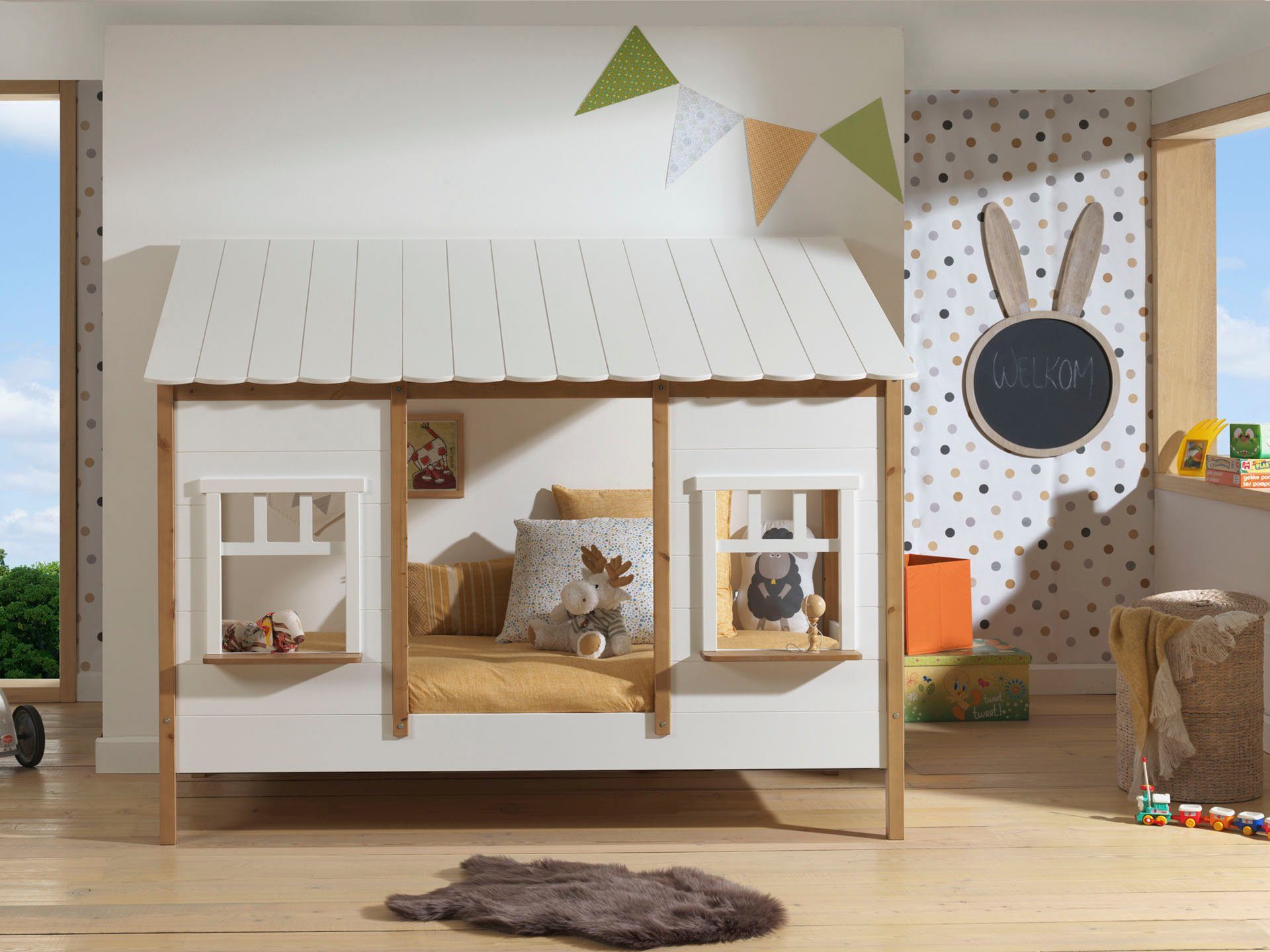 Vipack Kinderbett Hausbett, aus MDF und Massivholz weiß lackiert mit farblichen Absatz (B/H/T ca. 214,5x174x107,5cm, vorne 2 Fenster, mit Liebe zum Detail), inkl. Rolllattenrost, wahlweise mit oder ohne Bettschublade auf Rollen