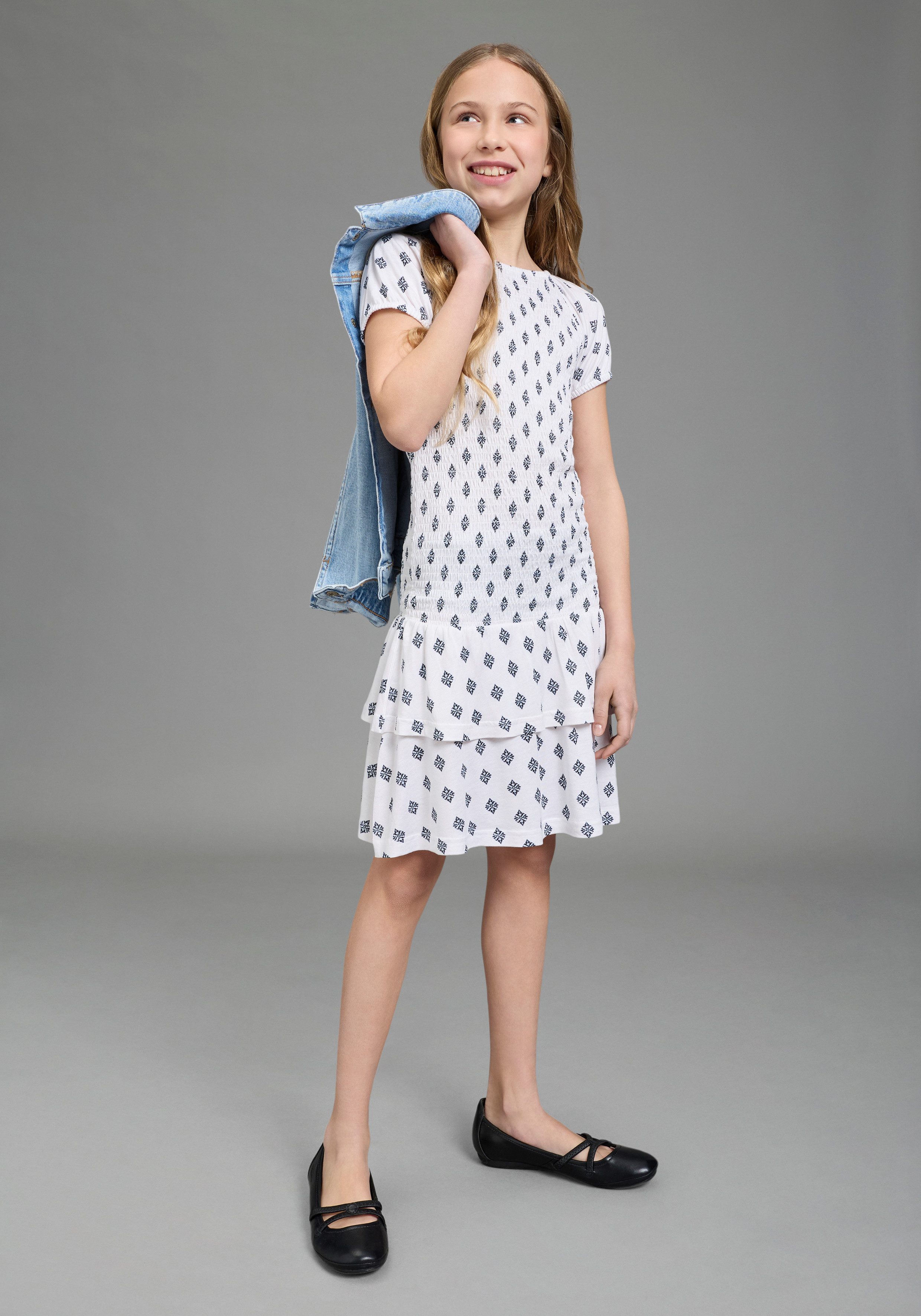 Bruno Banani Jerseykleid Viskose-Allover gemustertes Smoke Kleid, figurbetontes Carmenkleid für Mädchen, mit Carmenausschnitt, aus elastischem Jersey