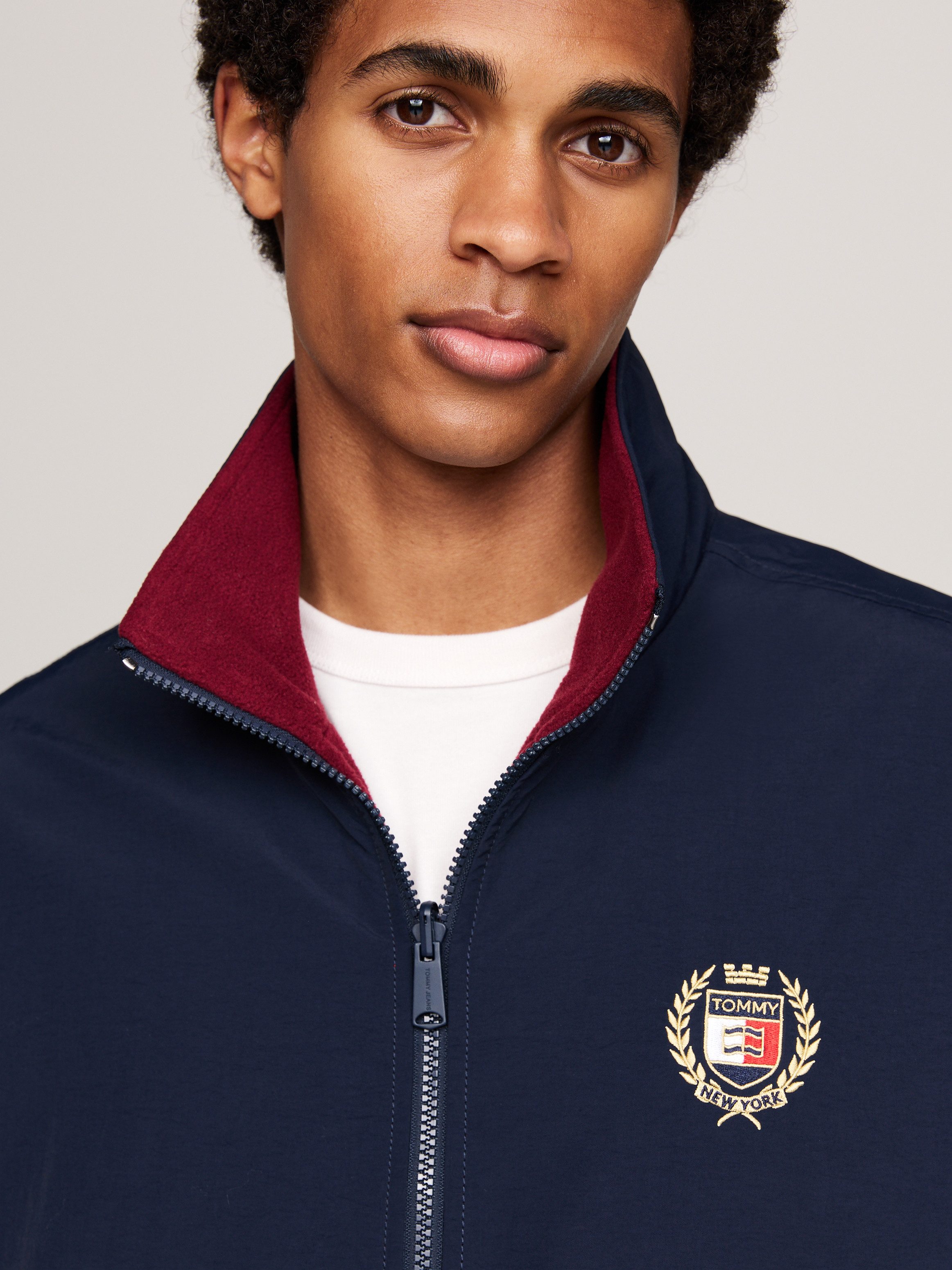Tommy Jeans Windbreaker TJM POLAR CREST REVERSE JKT EXT Stickerei auf Brust günstig online kaufen