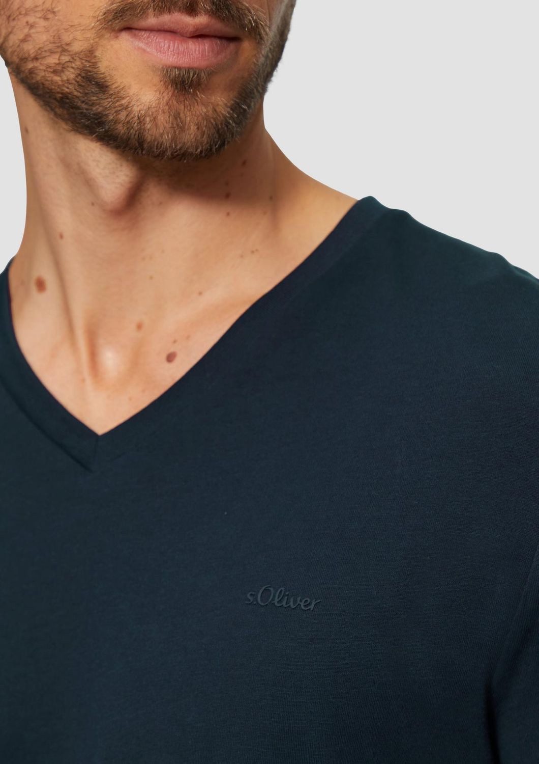 s.Oliver T-Shirt V-Ausschnitt, mit Logo auf der Brust