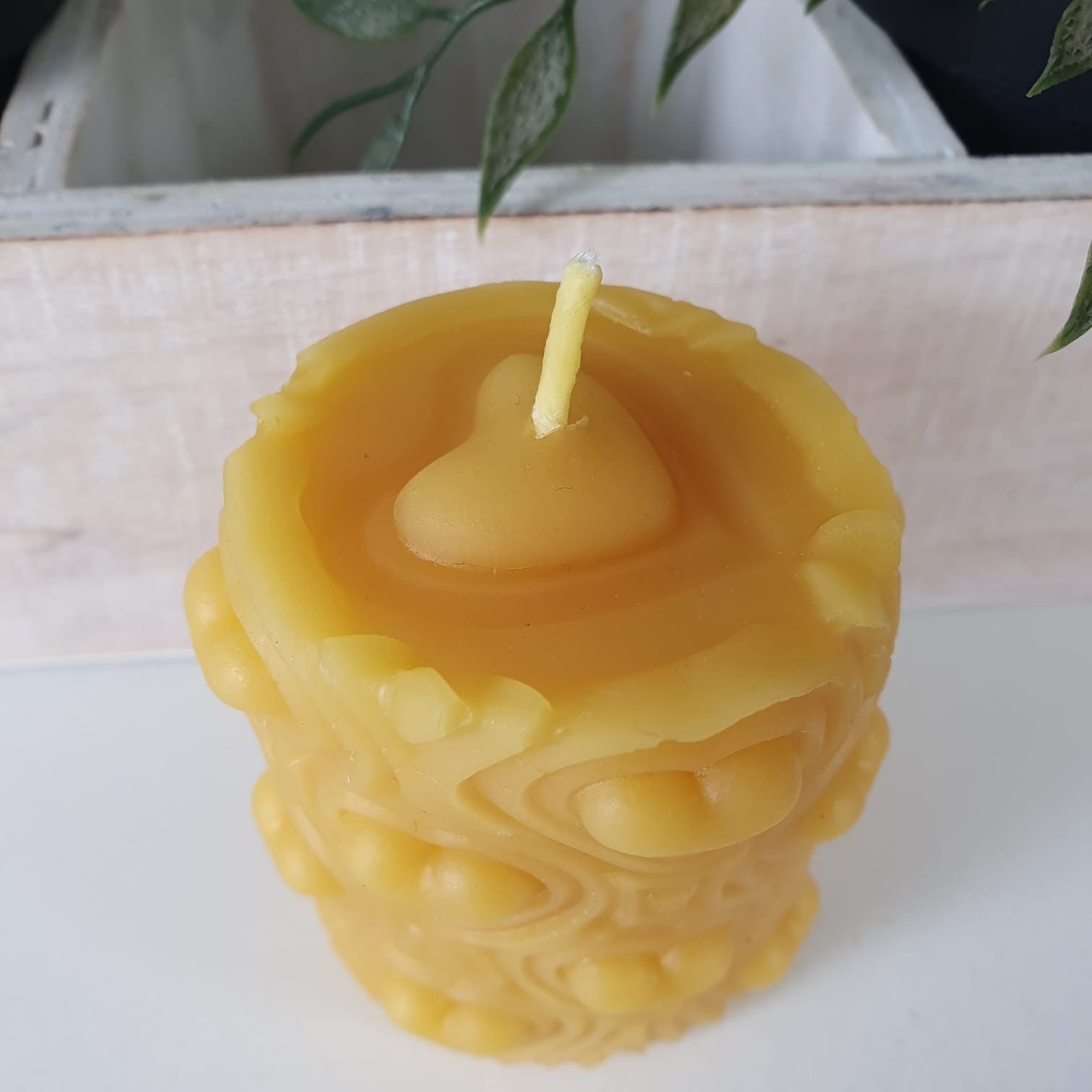 Aspinaworld Bienenwachskerze Stumpenkerze mit Herzen 7 cm – Kerze aus Bienenwachs