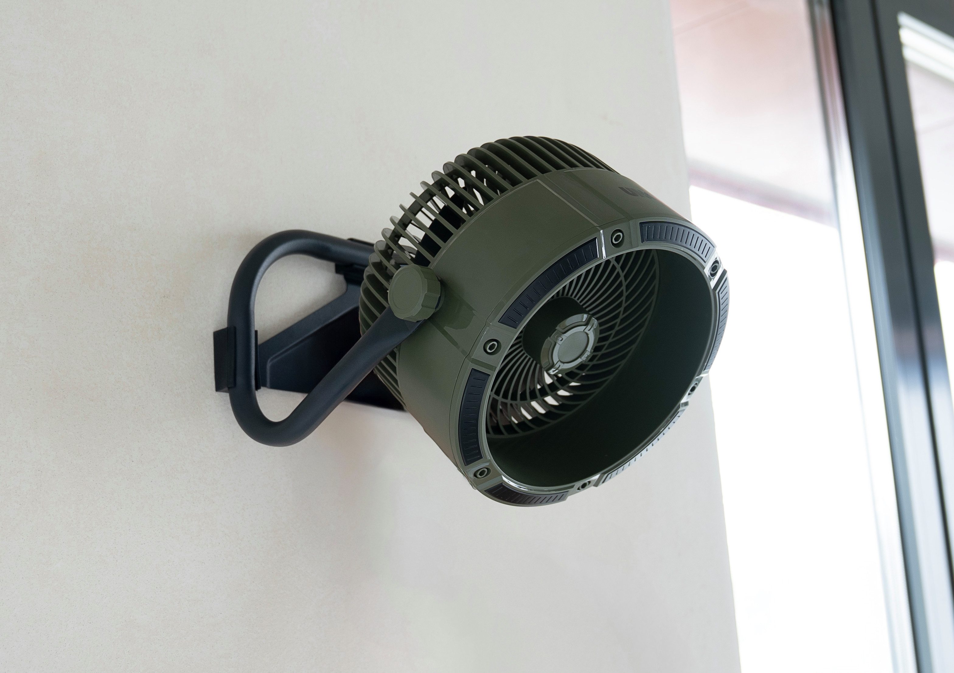 Unold Akku-Ventilator Outdoor, drinnen und draußen 4 Geschwindigkeitsstufen zur Wandmontage geeignet