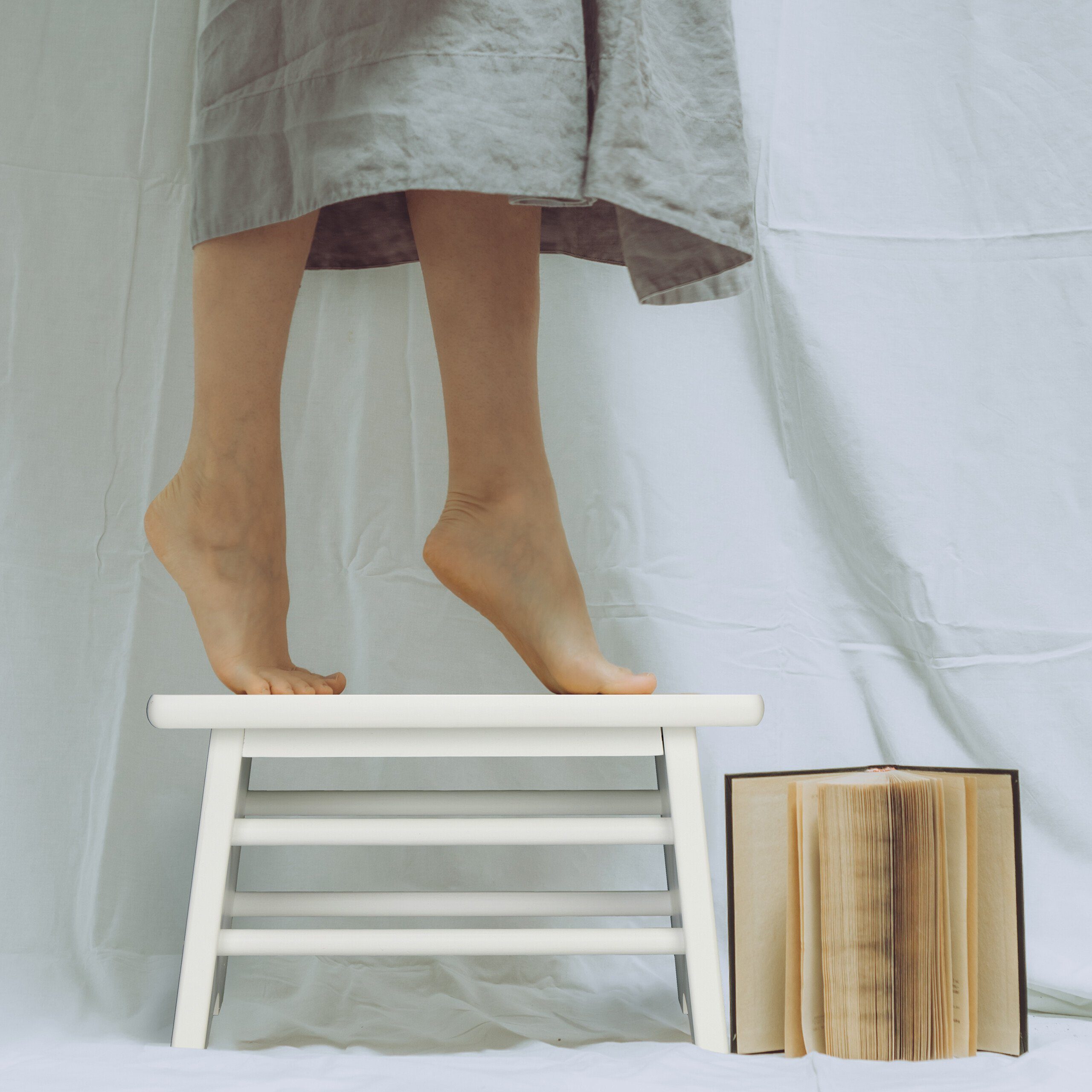 relaxdays Fußhocker Bambus Fußbank weiß