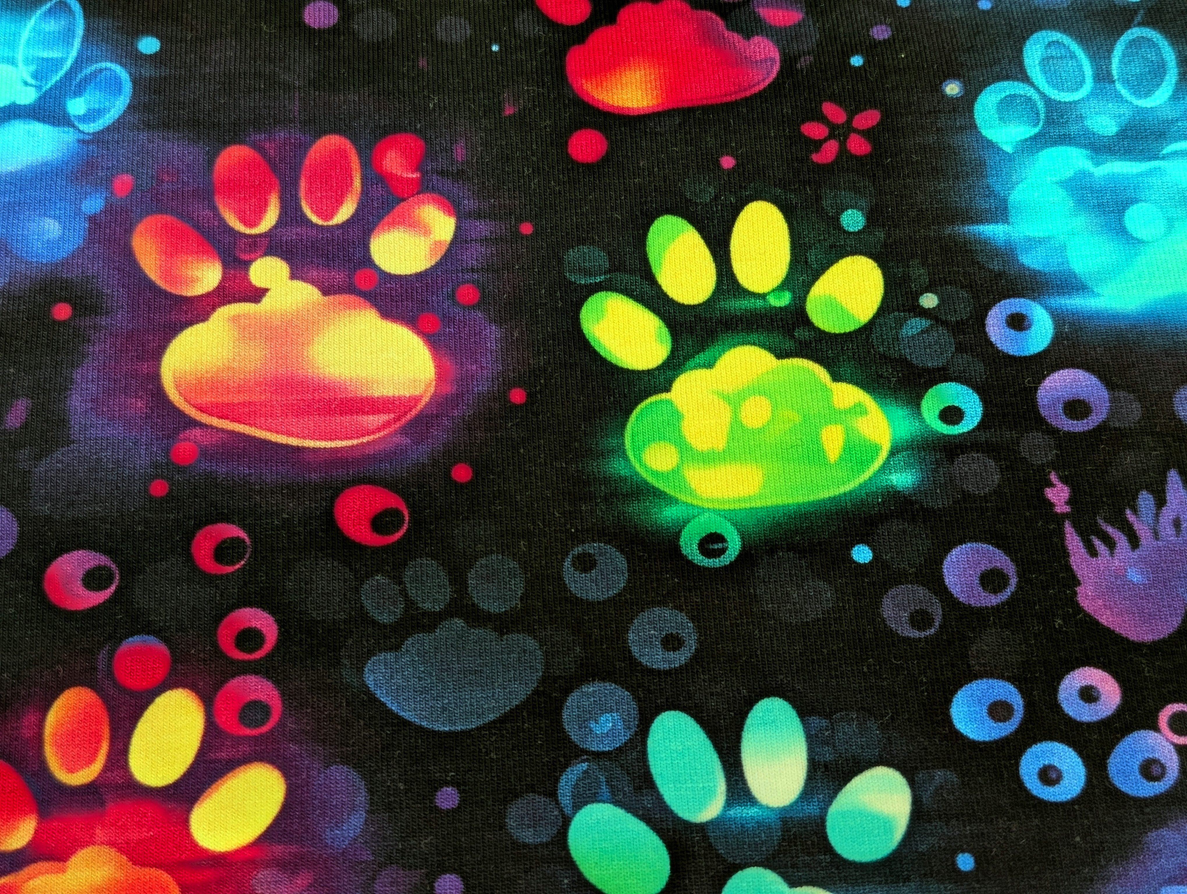 Corileo Stoff Eigenproduktion Baumwolljersey Neon Pfötchen auf Schwarz Stoff