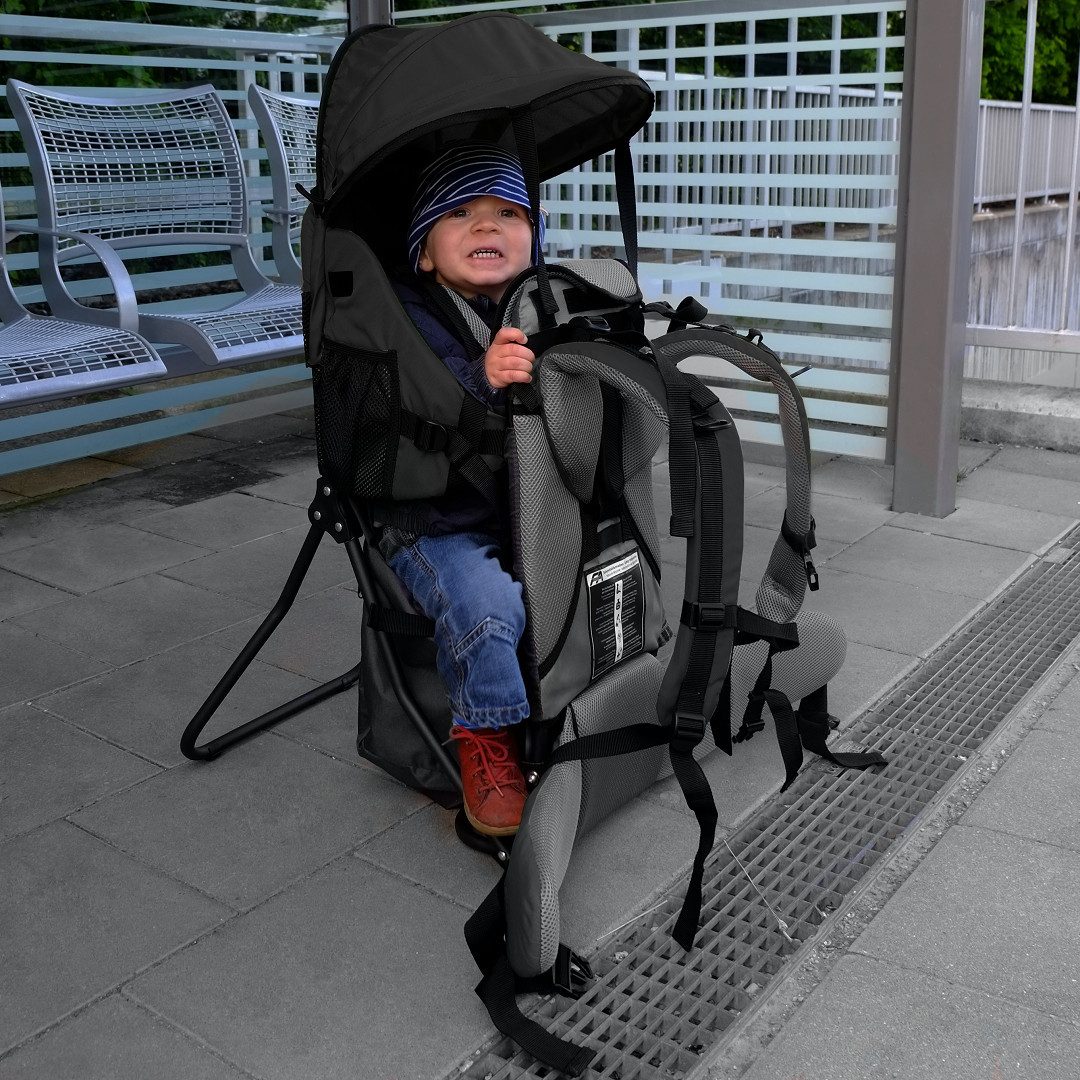 FASports Rückentrage Lil' Boss Kinderkraxe, Kindertrage (schwarz-grau, 1-tlg), Babytrage, 5-Punkt-Sicherungsgurt, Regen- und Sonnendach, Taschen
