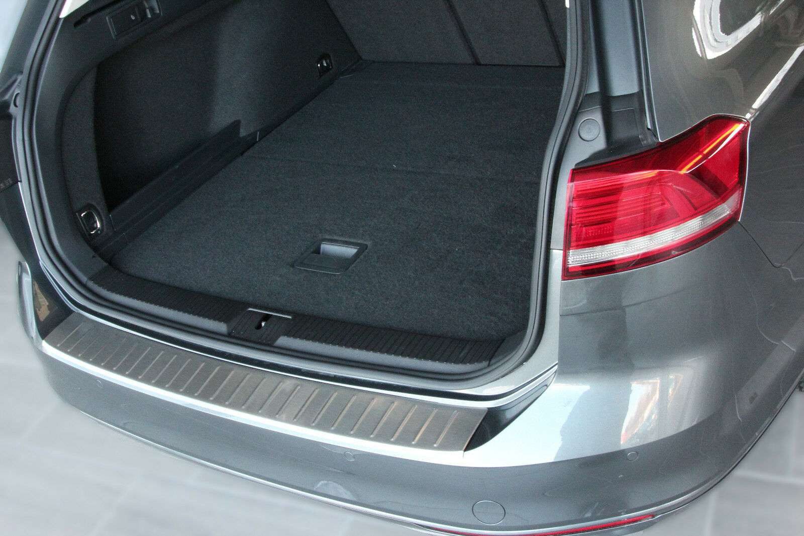 RECAMBO Ladekantenschutz für VW PASSAT B8 VARIANT + ALLTRACK ab 2014 Stoßstangenschutz, V2A rostfrei, Exklusive Optik, praktischer Schutz & perfekte Passform – Bild 4 von 5