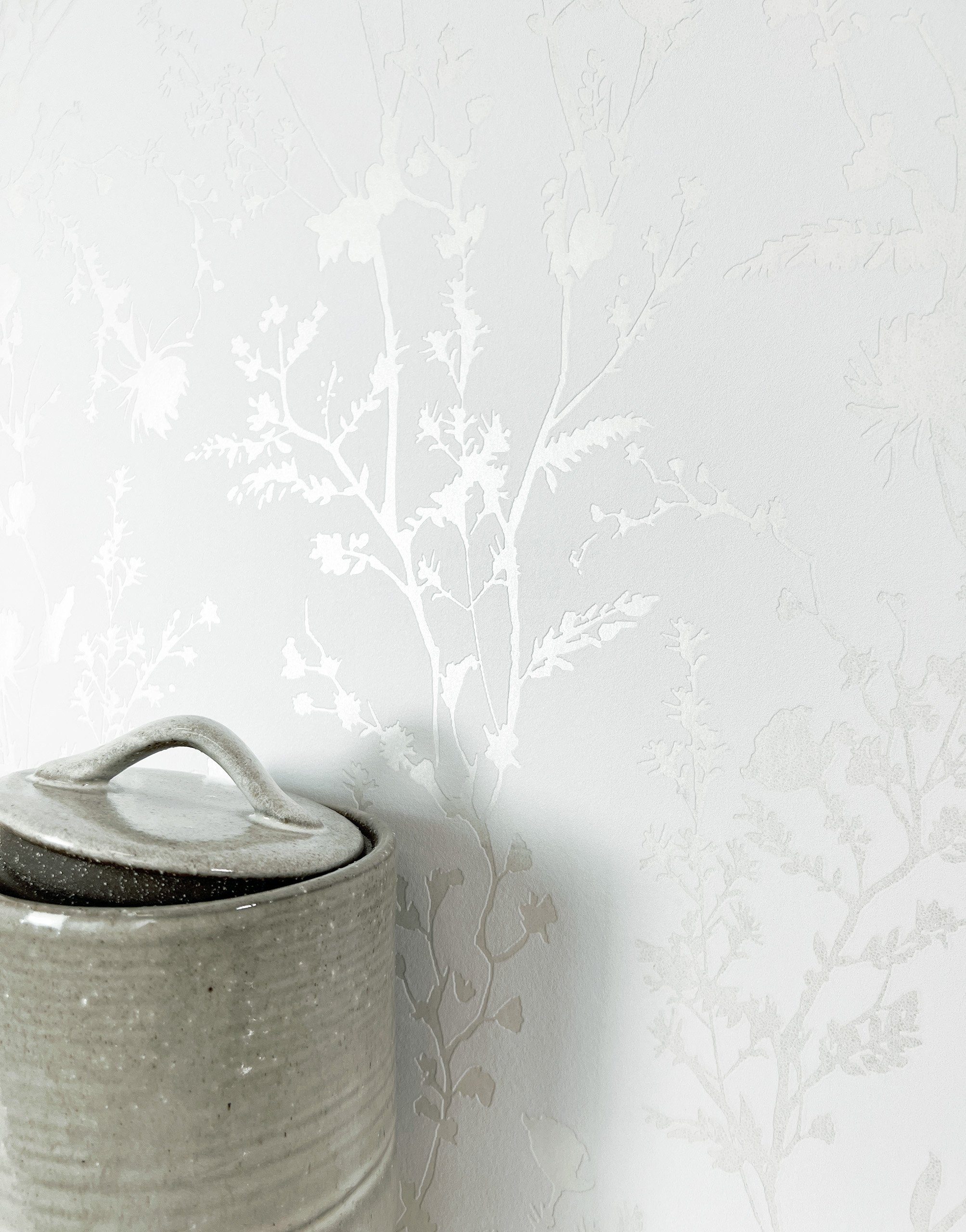 Newroom Vliestapete Katya Light Grey Tapete Blumentapete Blumen,Blätter,Zweige, Grau Tapete Modern Blumen - Blumentapete Rosentapete Hellgrau Weiß Glamour Industrial Blätter Zweige für Schlafzimmer Wohnzimmer Küche, Rosentapete