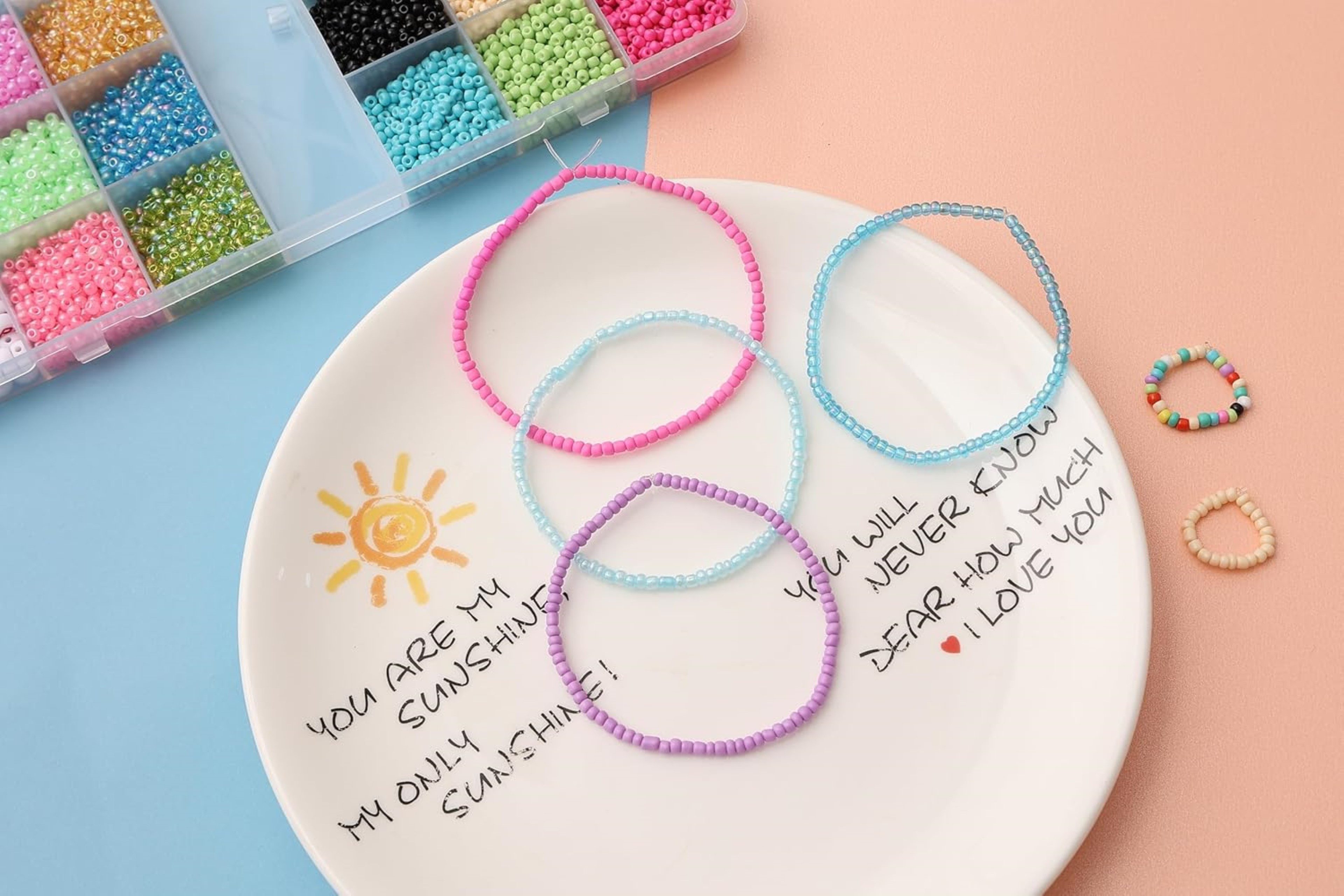 SUOOMAC Perlenarmband Set DIY Schmuckset Perlen 3mm 8000tlg mit Buchstaben und Zubehör (DIY Schmuck-Bastelset, 8000-tlg., 8000 Teile Perlen-Set inkl. Zubehör & Buchstaben), 24 Farben, Buchstaben, Anhänger, DIY Schmuckset