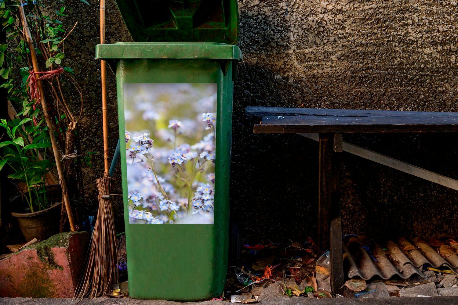 MuchoWow Wandsticker Große Sticker, Gruppe Container, Mülltonne, von (1 Vergissmeinnicht Abfalbehälter St), Mülleimer-aufkleber