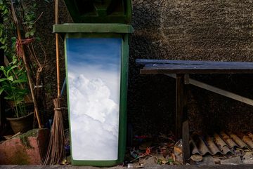 MuchoWow Wandsticker Große weiße Wolken an einem dunkelblauen Himmel (1 St), Mülleimer-aufkleber, Mülltonne, Sticker, Container, Abfalbehälter