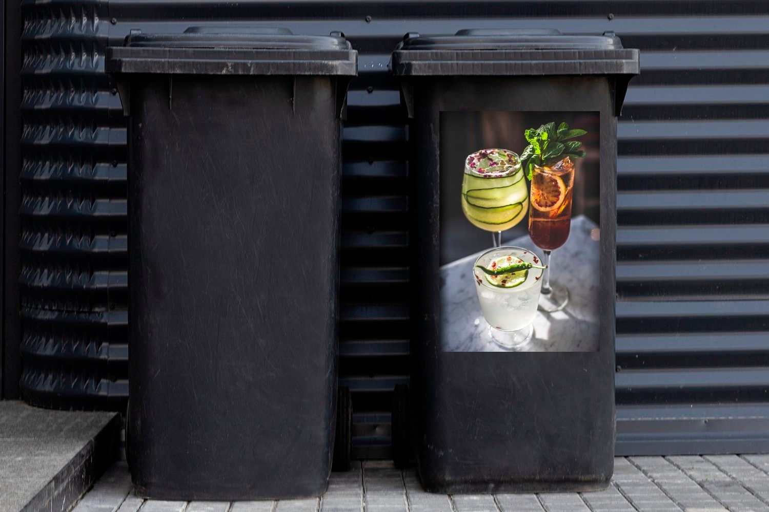 auf Sticker, Mülleimer-aufkleber, teuren St), MuchoWow Abfalbehälter Container, einem (1 Wandsticker Marmortisch Cocktails Mülltonne, Getränken mit