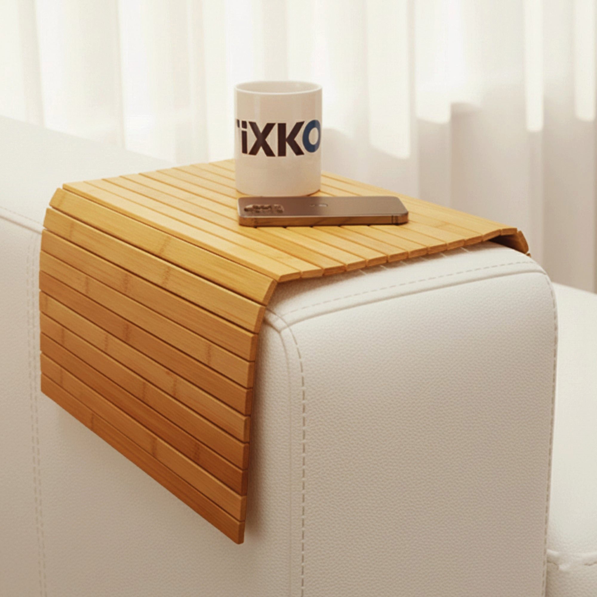 Kibun Ablagetisch Flexible Couch-Ablage aus Bambus 63 x 37 cm (Rutschfestes Sofa-Tablett, 1-St., Sofa & Couch Armlehne), Elegante Sofabar & Sessel-Ablage für Getränke & Snacks