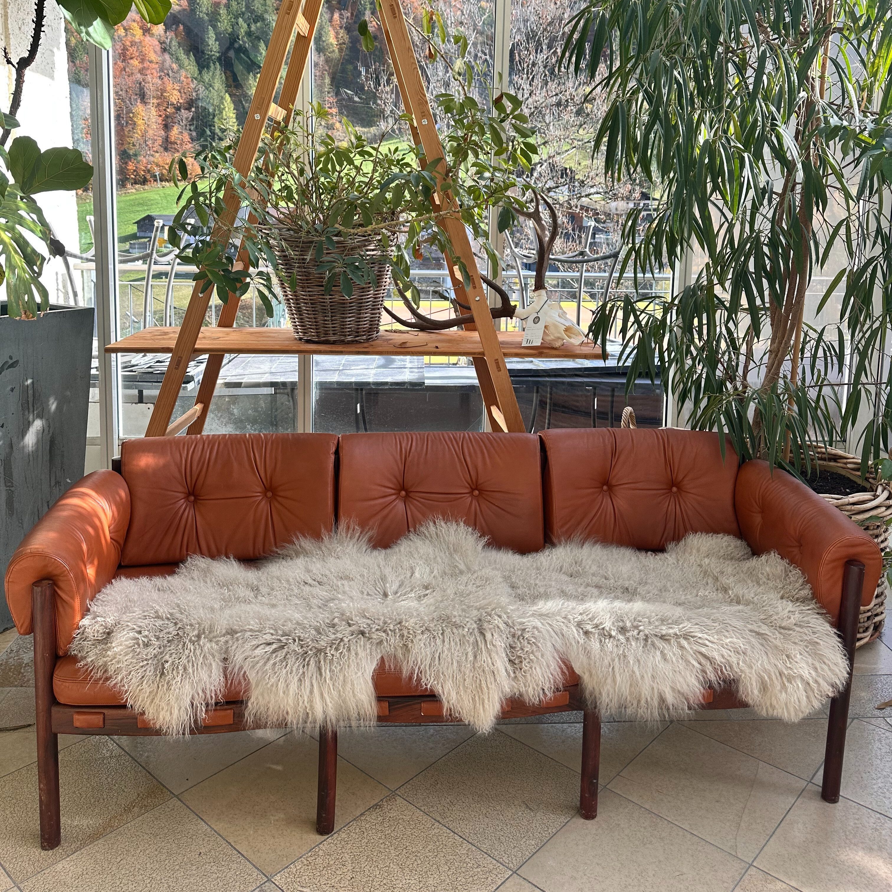 LIRA Deko Fellteppich Lammfell XXL Echtfell Läufer - mongolischer Teppich Bankauflage, fellförmig, 180 cm, extra lang, weich & langlebig, waschbar