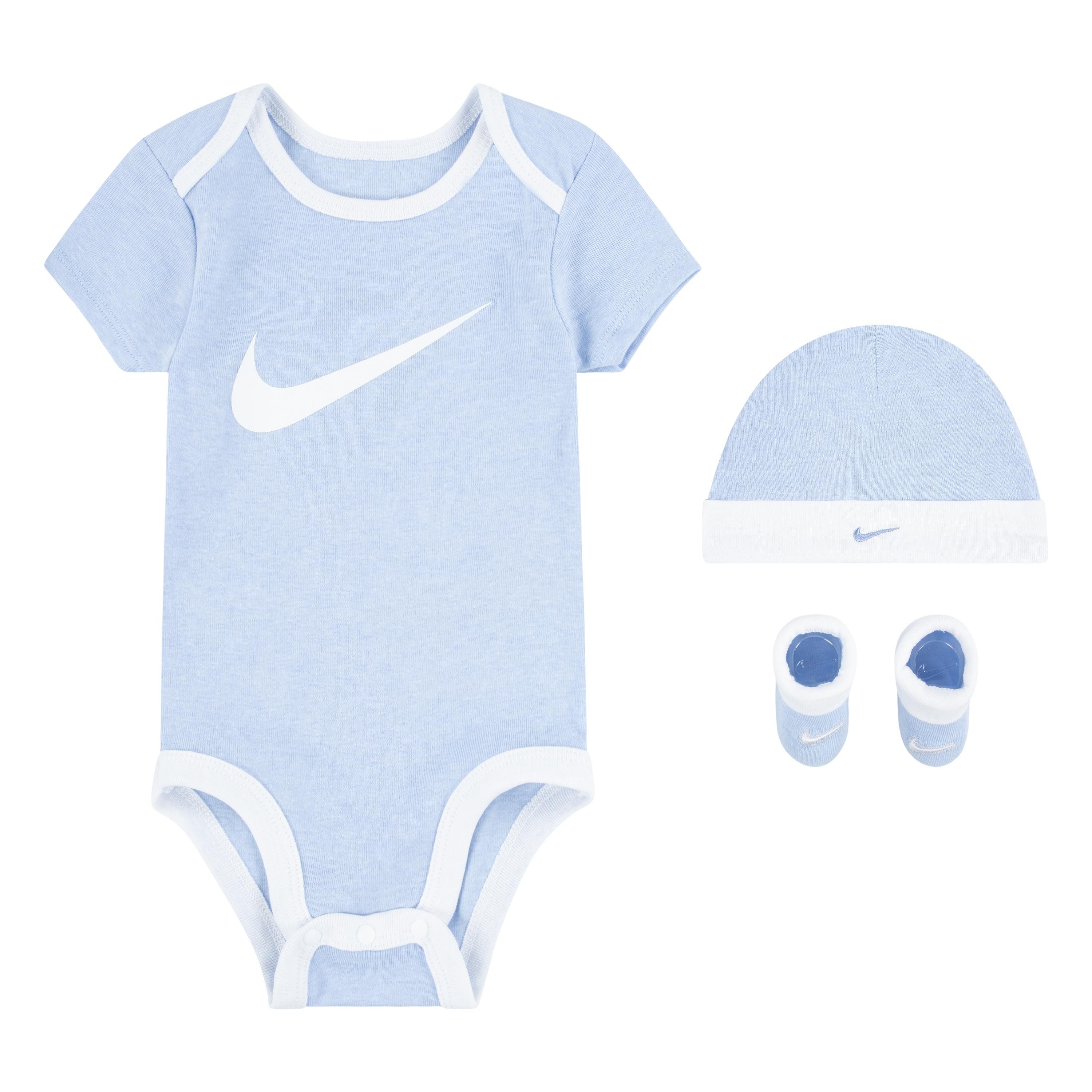 Nike Sportswear Neugeborenen-Geschenkset NHN NIKE SWOOSH (3-tlg) für Babys, dreiteiliges Set, weiches Material