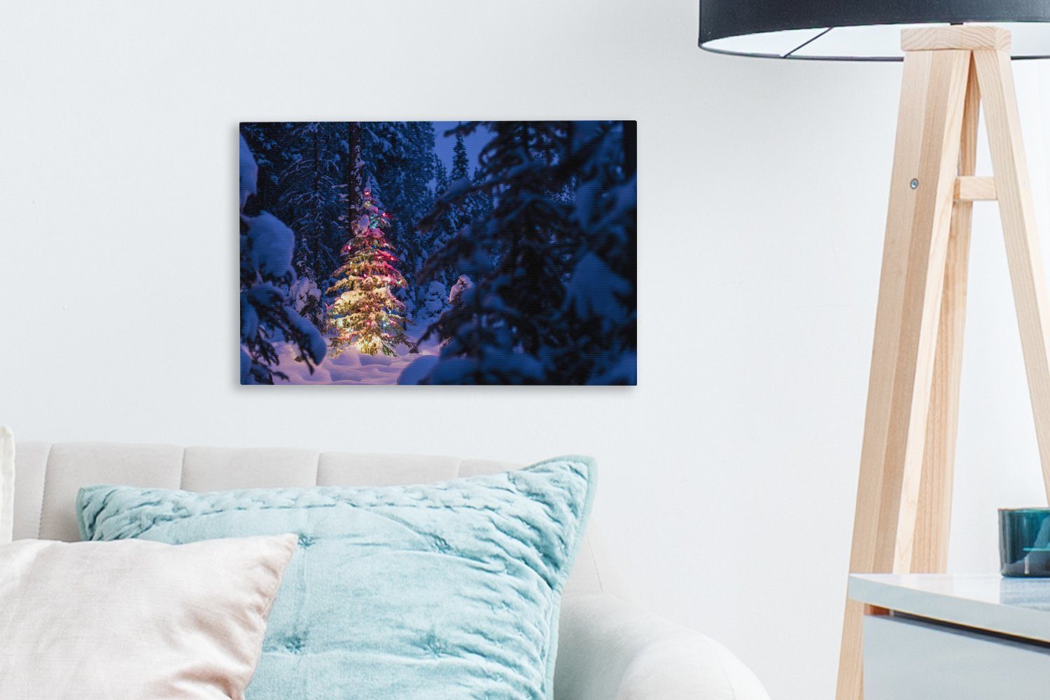 OneMillionCanvasses® Leinwandbild Ein Weihnachtsbaum Aufhängefertig, Wandbild cm Wanddeko, St), (1 im Wald, verschneiten 30x20 Leinwandbilder