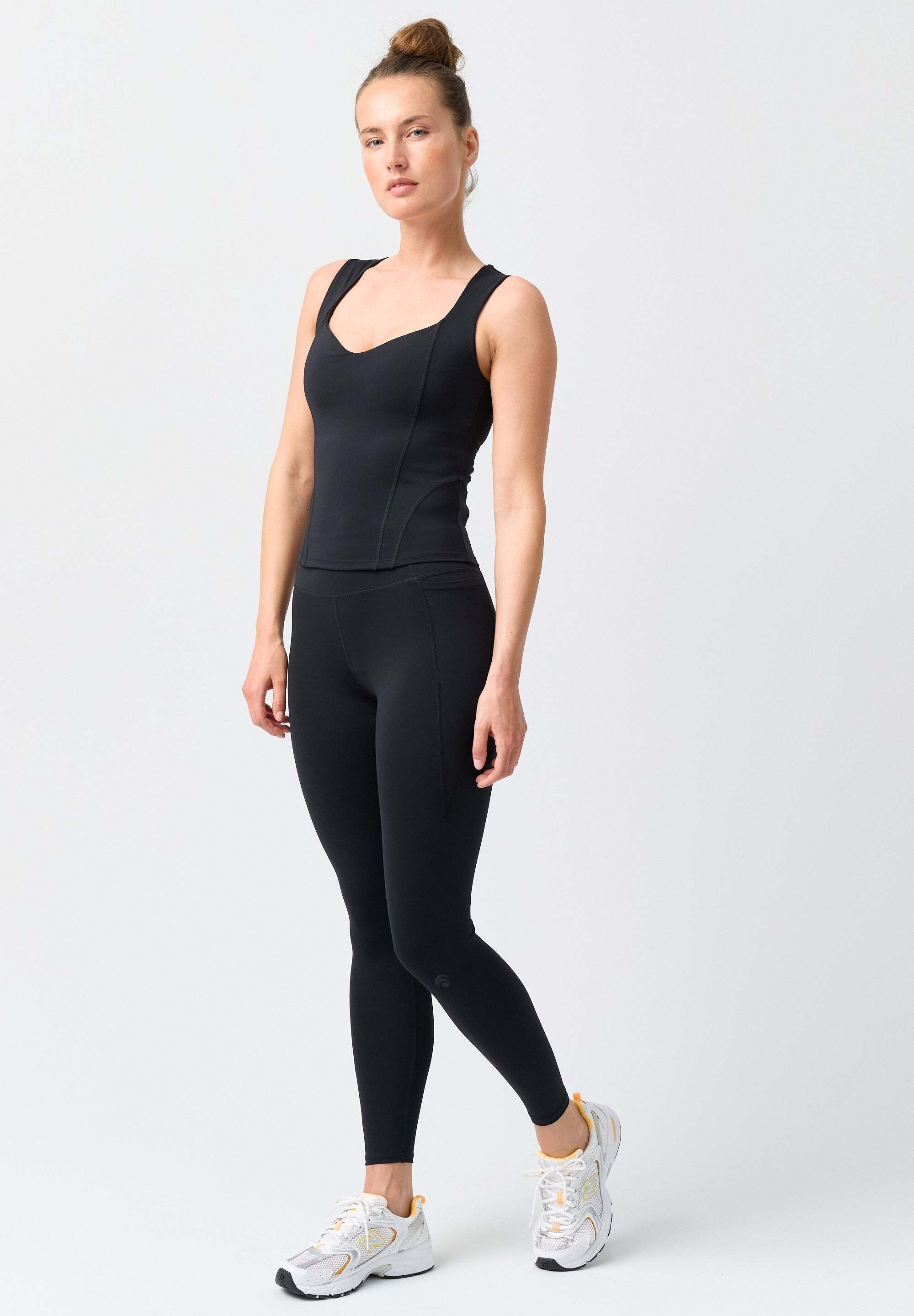 OCEANSAPART Sporttop Shania (0-tlg) mit femininem Ausschnitt und herausnehmbaren Cups