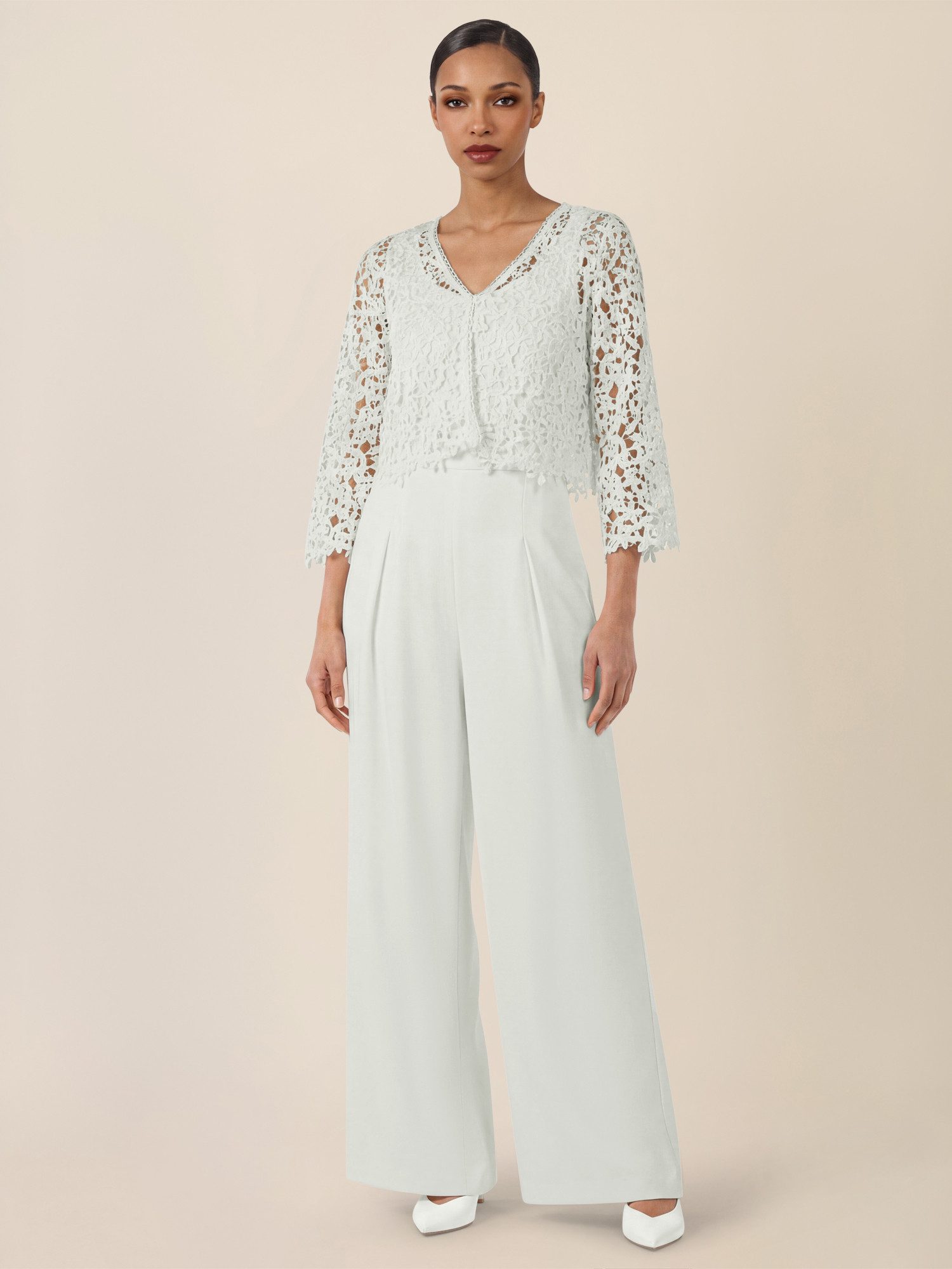 Apart Jumpsuit mit Spitzenjäckchen und weitem Bein