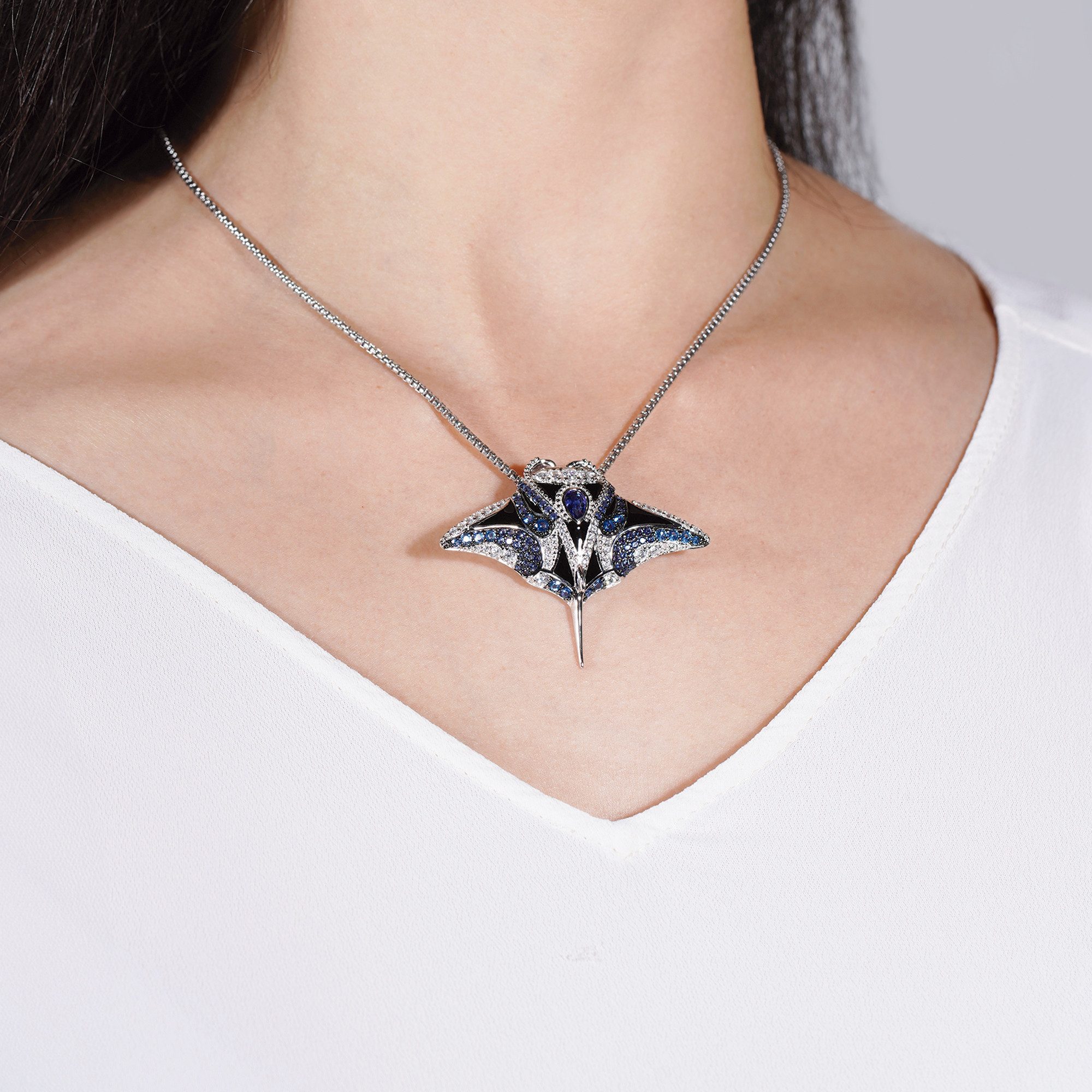 Seinerzeit FLORA & FAUNA Kettenanhänger Raymond Manta Anhänger, Schmuck aus 925 Sterling Silber (Von der faszinierenden Welt der Ozeane und der maritimen Schönheit des Meeres inspirierter Damenschmuck – ein besonderer Begleiter im Alltag und zu besonderen Anlässen, 1-tlg., inkl. Geschenkverpackung für Frauen ob Freundin, Mutter, Ehefrau, Oma), rhodiniert, geschwärzt, mit Emaille und Zirkonia-Steinen