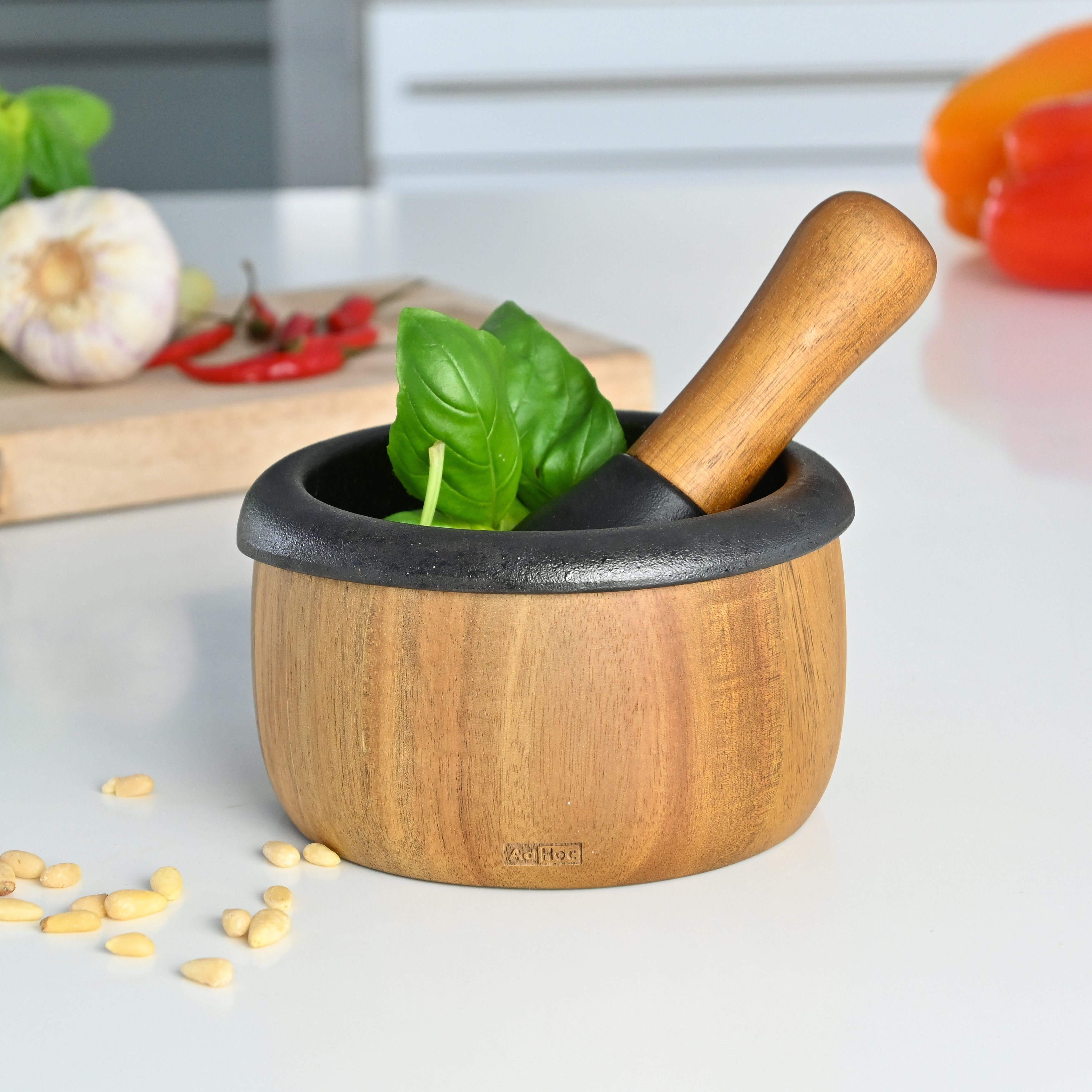 AdHoc Mörser aus Gusseisen und Holz CRUSH, (2-tlg), ideal geeignet für verschiedene Kräuter und Gewürze