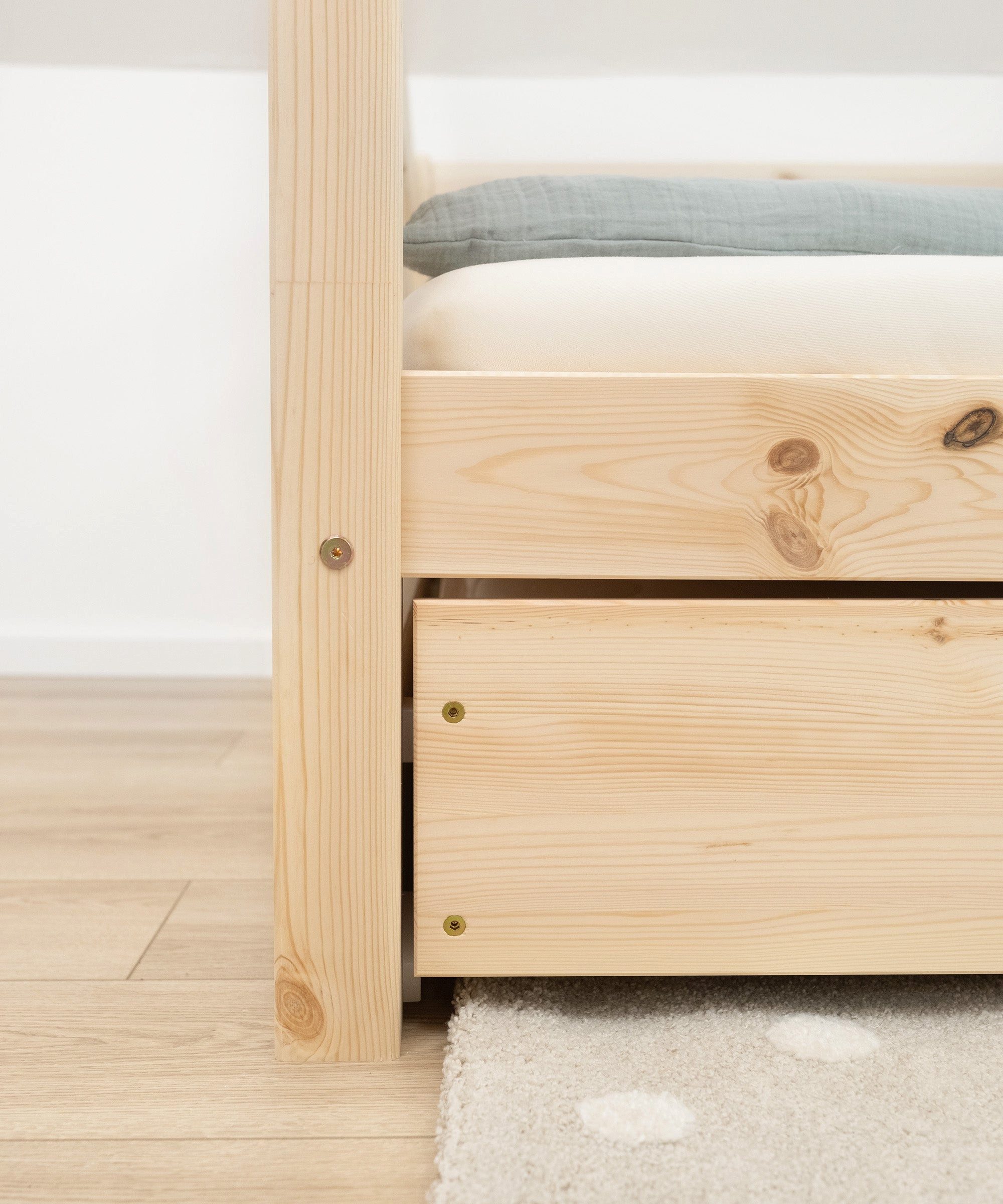 Ehrenkind Kinderbett Sona aus massivem Kiefernholz mit Rausfallschutz (Jugendbett in Natur, Kinder Bett), Kinderbett 90x200 cm – Bild 4 von 5