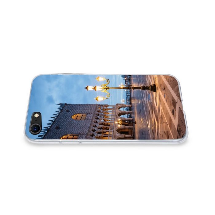 MuchoWow Handyhülle Laternenpfahl - Platz - Venedig Handyhülle Apple iPhone 7 Smartphone-Bumper Print Handy Schutzhülle UK10026