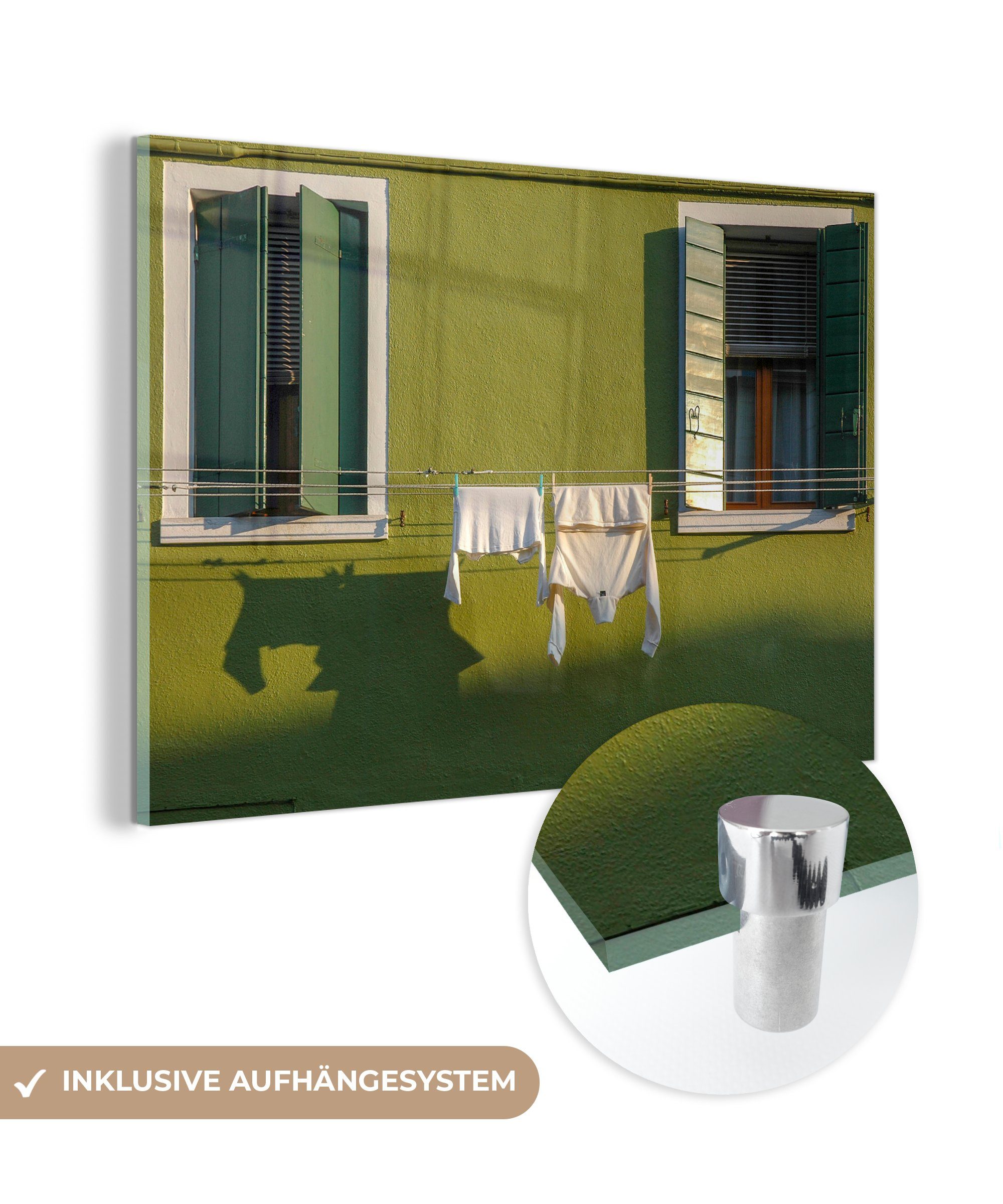 MuchoWow Acrylglasbild Grüne Fensterläden mit Wäscheleine an der Wand, (1 St), Acrylglasbilder Wohnzimmer & Schlafzimmer
