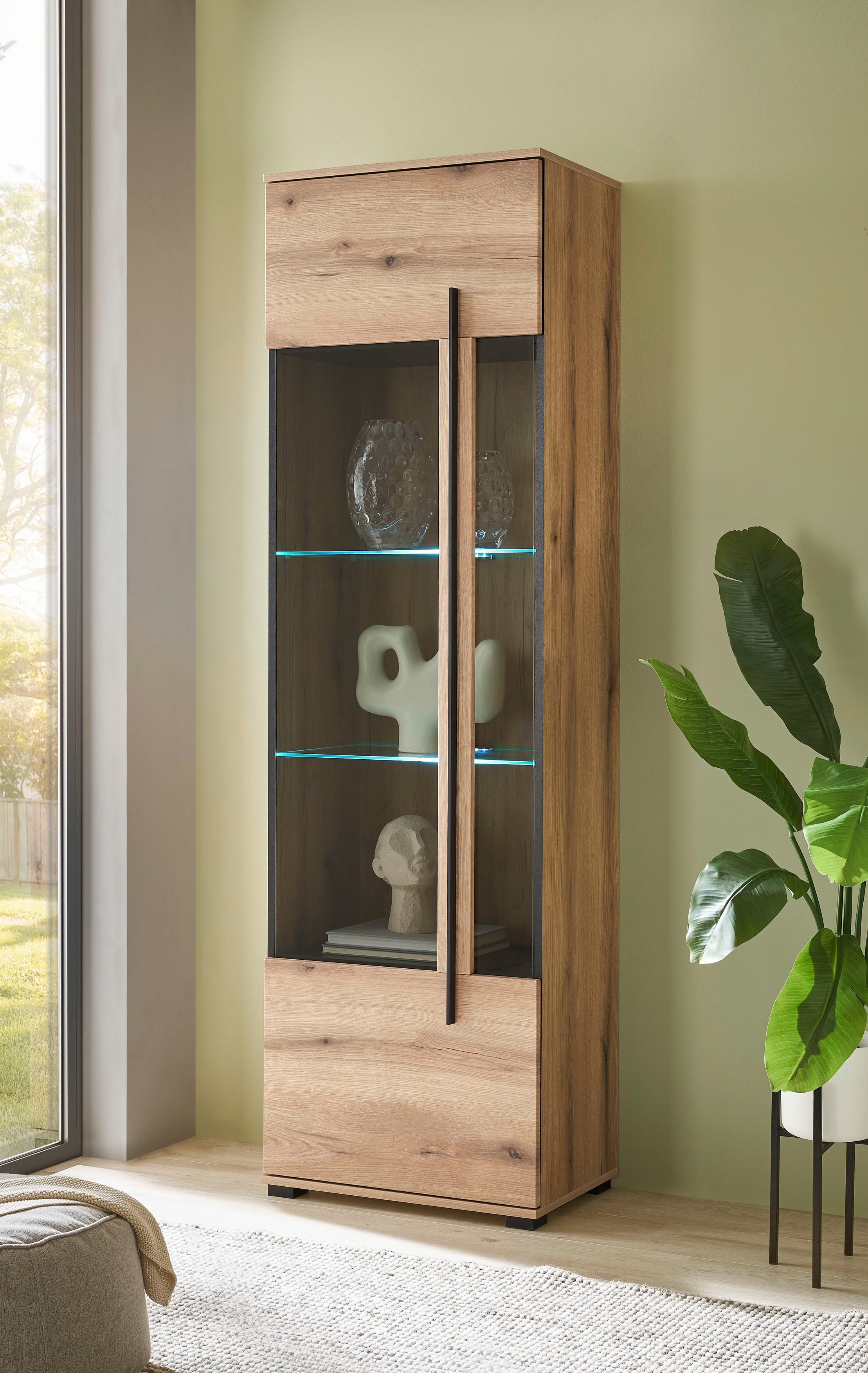 Home affaire Vitrine Cantara, Vitrinenschrank in Eiche Evoke oder weiß, Standvitrine schwarzer Stangengriff, ausreichend Stauraum, vielseitig einsetzbar