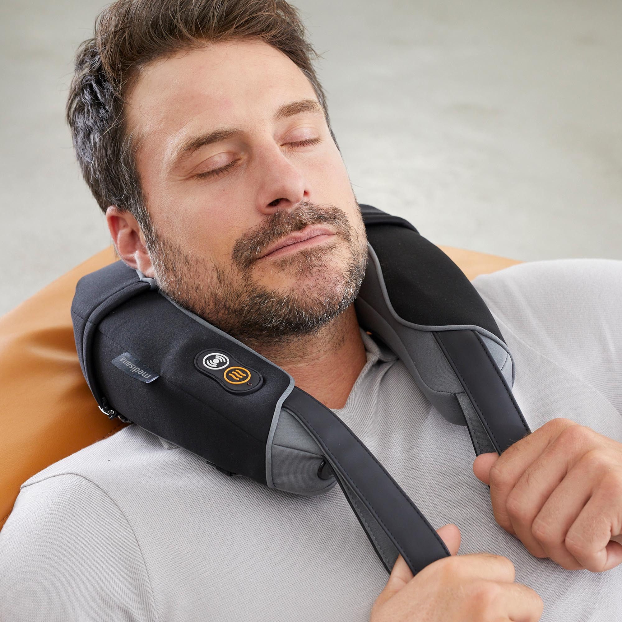 medisana Nacken-Massagegerät NM 868, 2-stufige Vibrationsmassage, Wärmefunktion, kabellose Bedienung